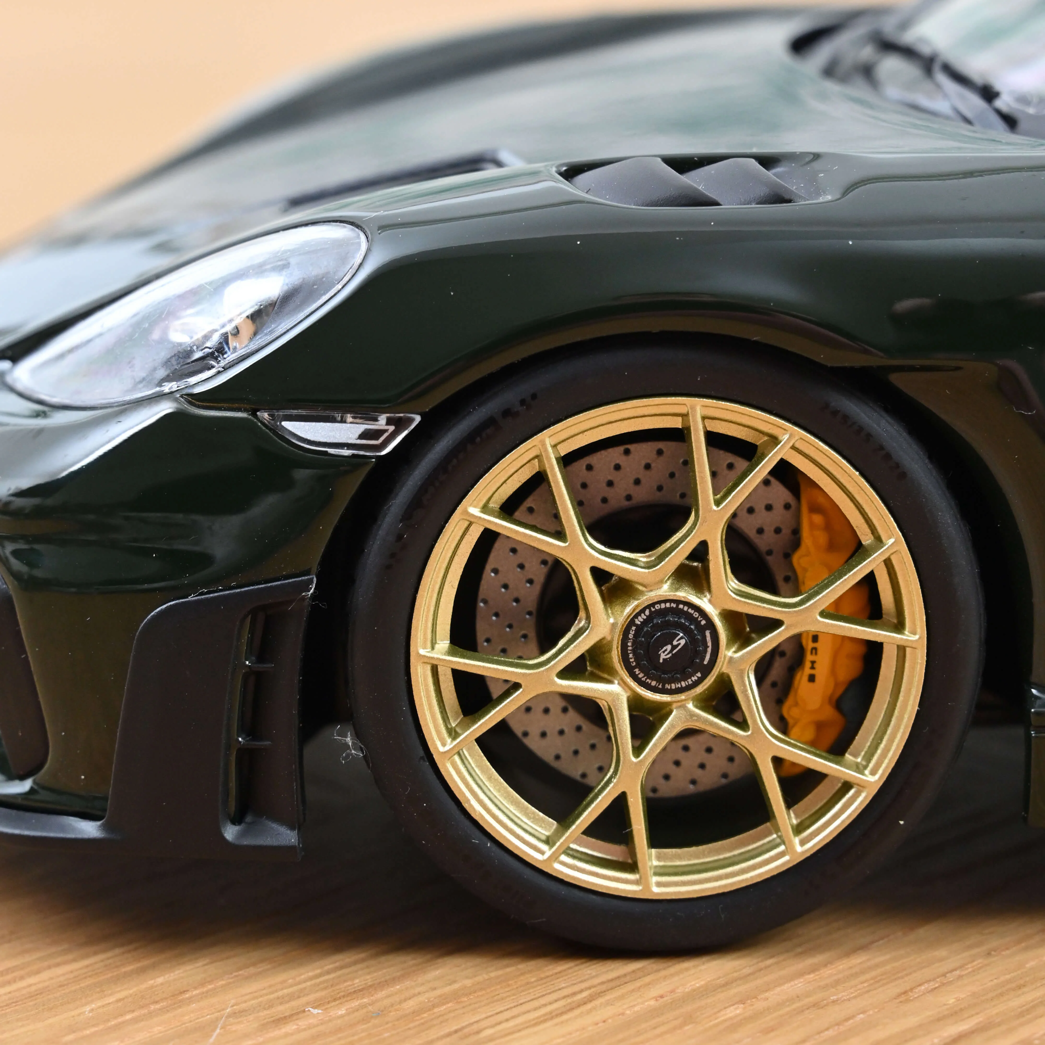 Porsche Cayman GT4 RS avec pack Weissach 2023 Vert Brewster 1/18 - Image 7
