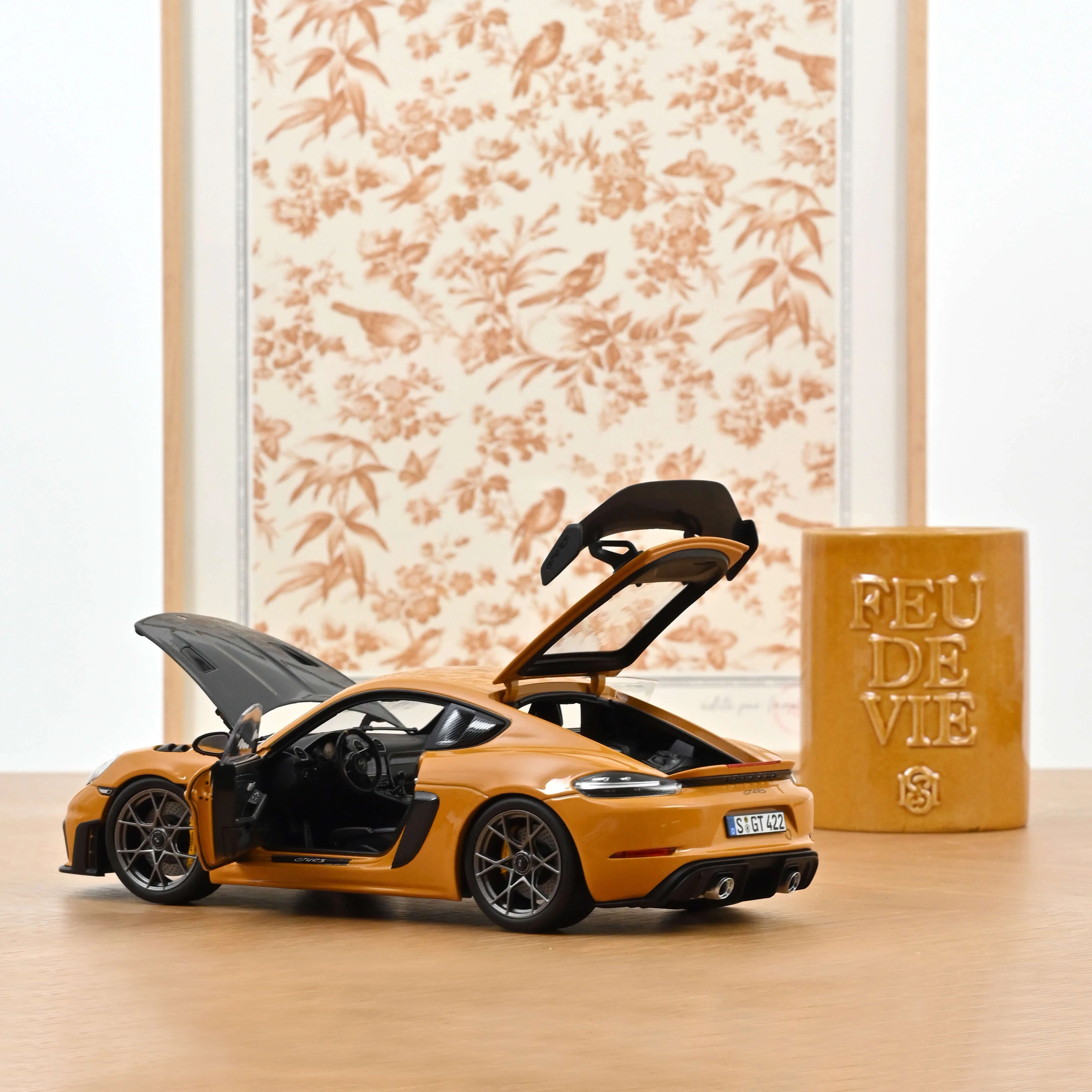 Porsche Cayman GT4 RS avec pack Weissach 2023 Jaune Bahama 1/18 - Image 2