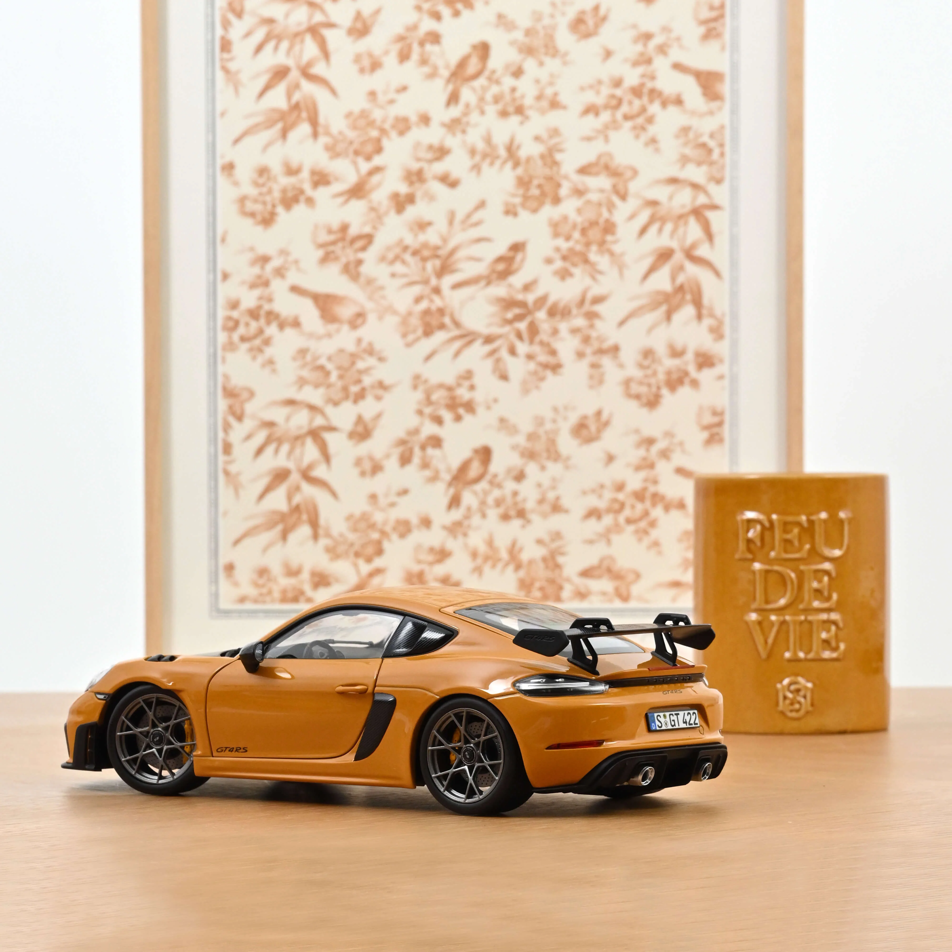 Porsche Cayman GT4 RS avec pack Weissach 2023 Jaune Bahama 1/18 - Image 3