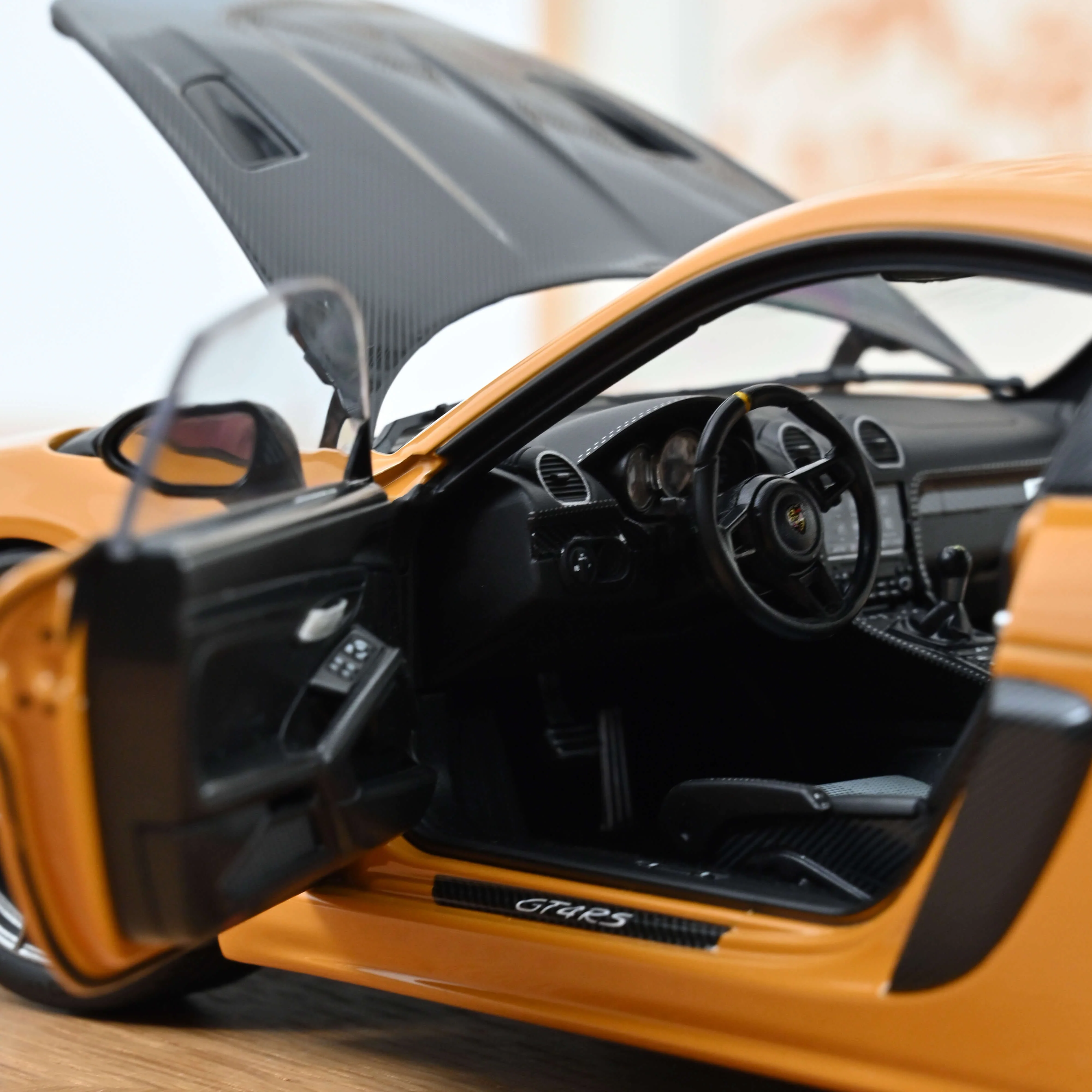 Porsche Cayman GT4 RS avec pack Weissach 2023 Jaune Bahama 1/18 - Image 4