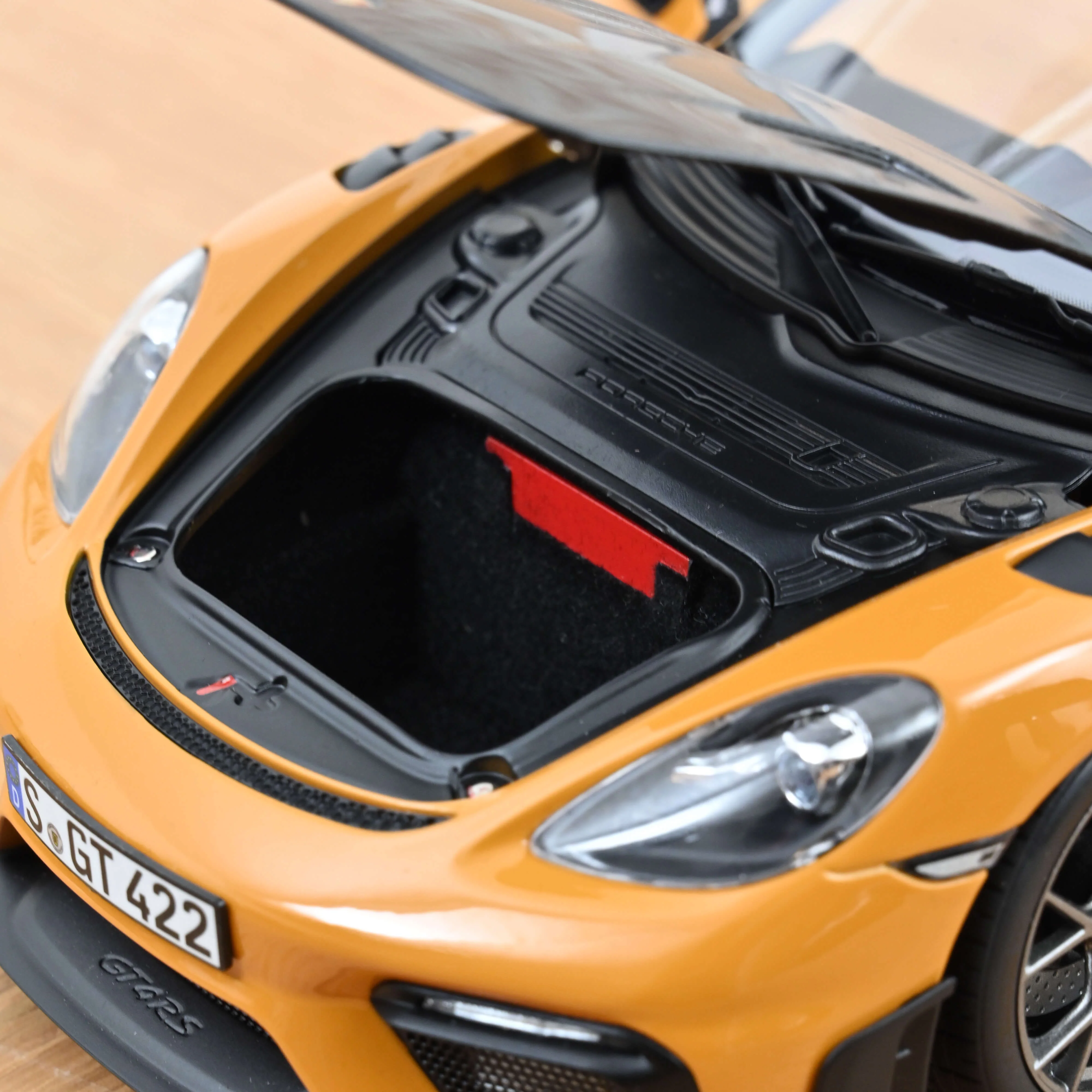 Porsche Cayman GT4 RS avec pack Weissach 2023 Jaune Bahama 1/18 - Image 5