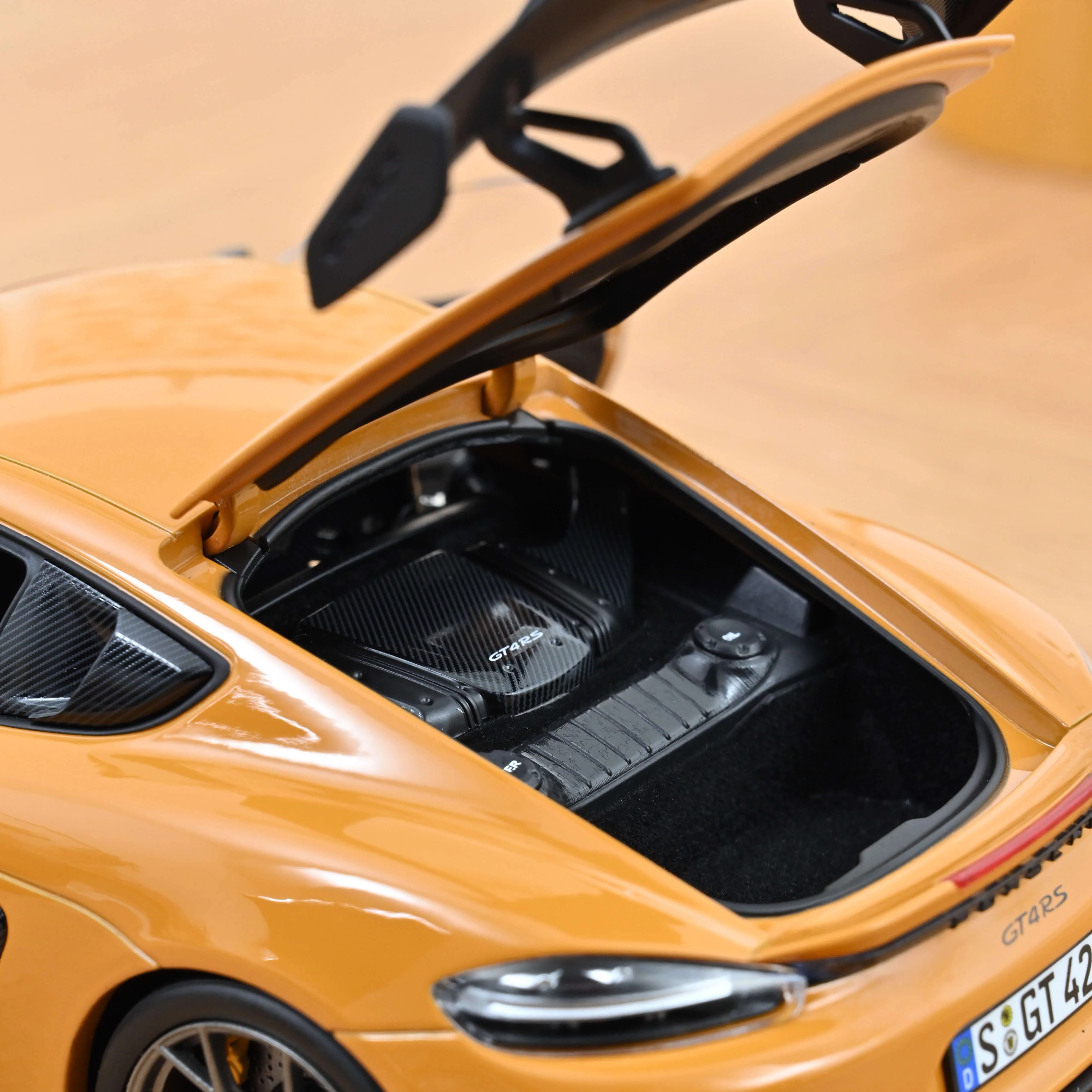 Porsche Cayman GT4 RS avec pack Weissach 2023 Jaune Bahama 1/18 - Image 6