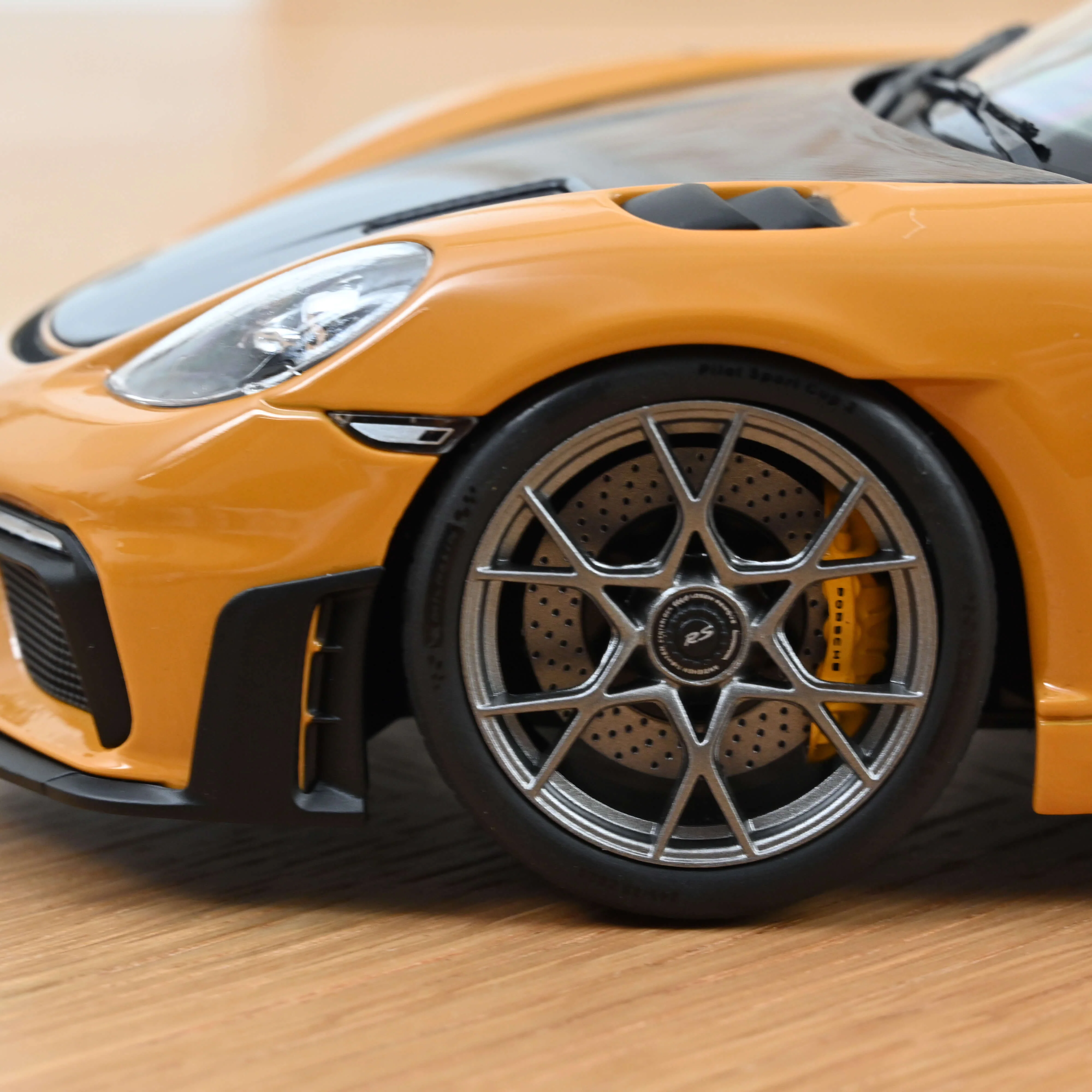 Porsche Cayman GT4 RS avec pack Weissach 2023 Jaune Bahama 1/18 - Image 7