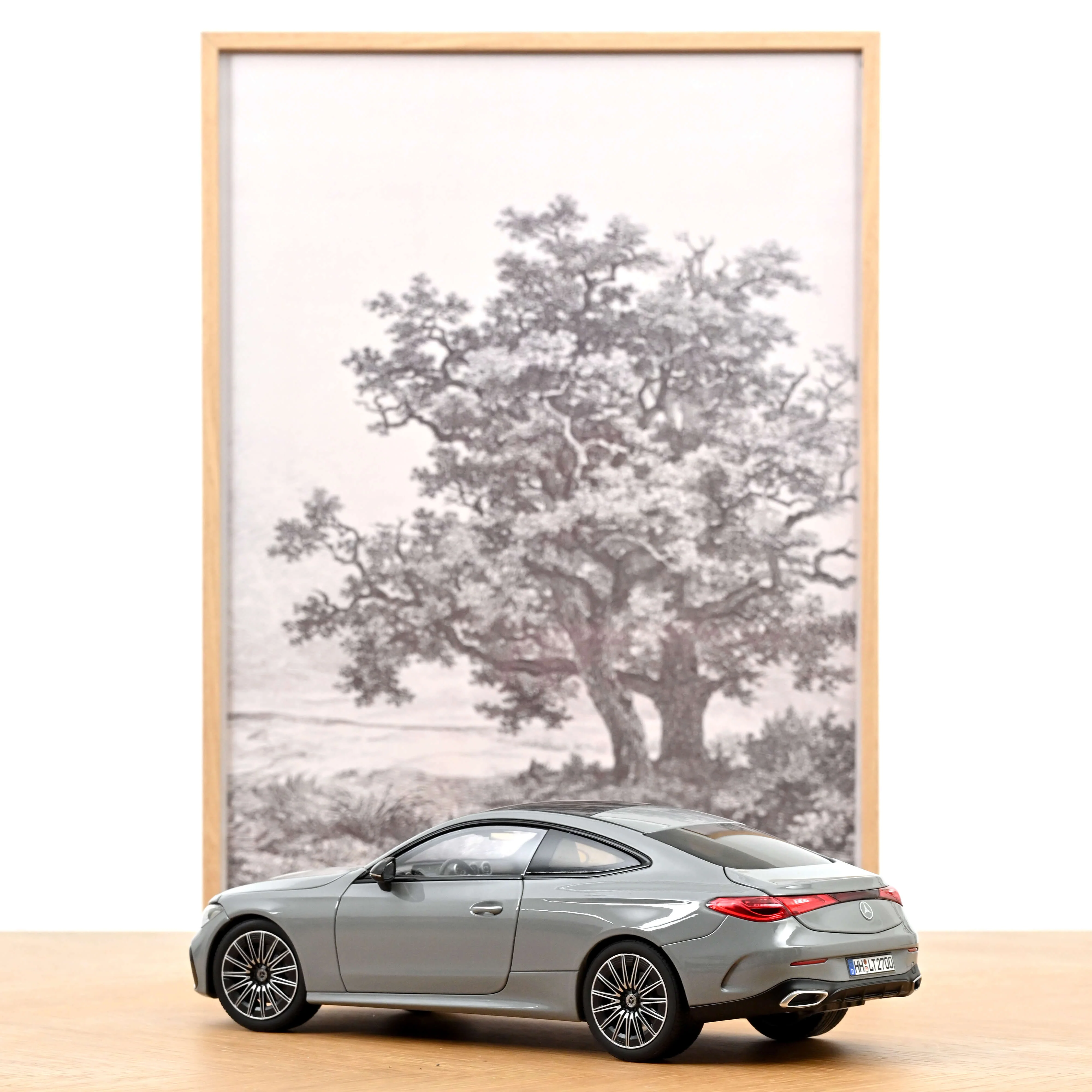 Mercedes-Benz CLE Coupé 2024 Gris Alpine 1/18 - 200pcs - Image 3