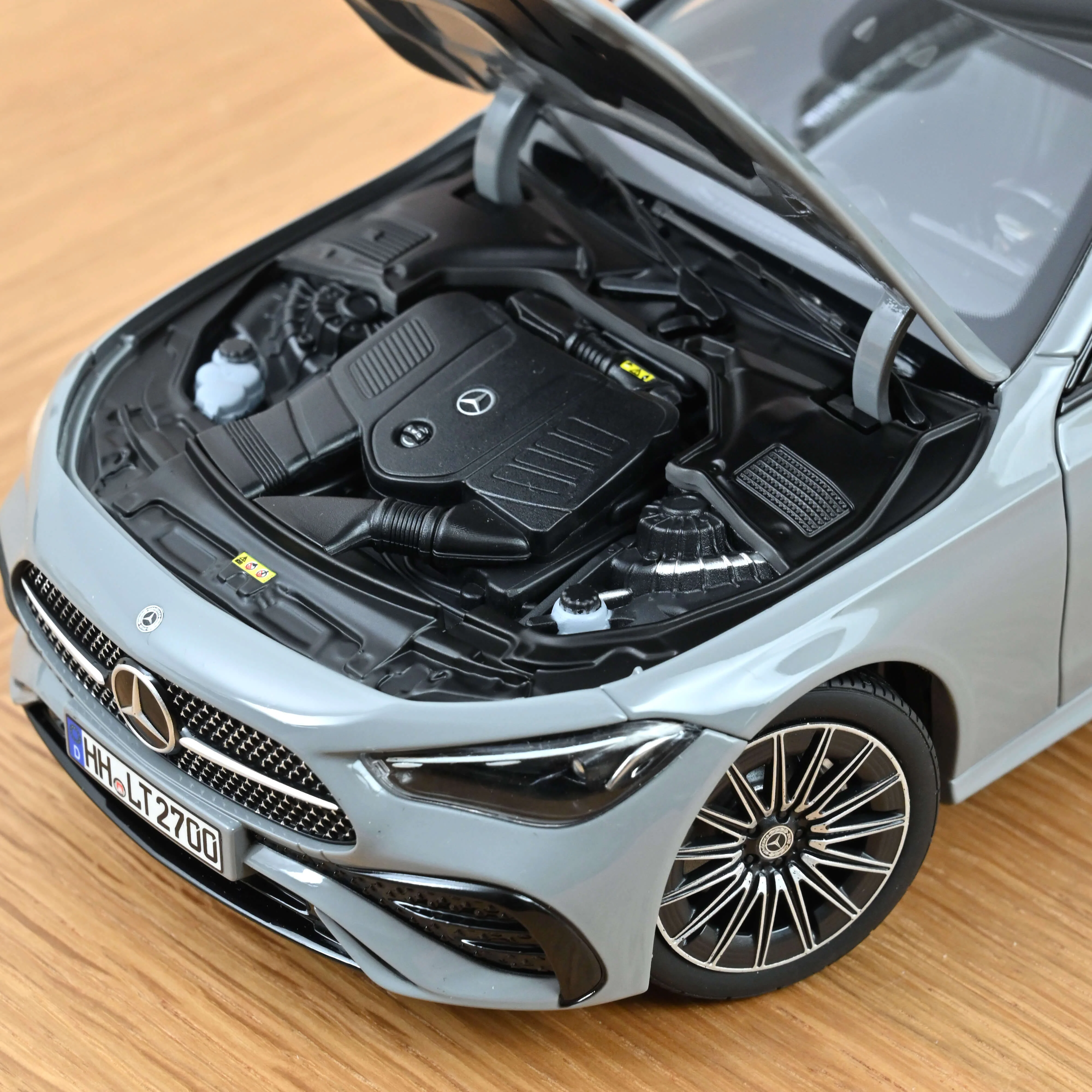 Mercedes-Benz CLE Coupé 2024 Gris Alpine 1/18 - 200pcs - Image 4