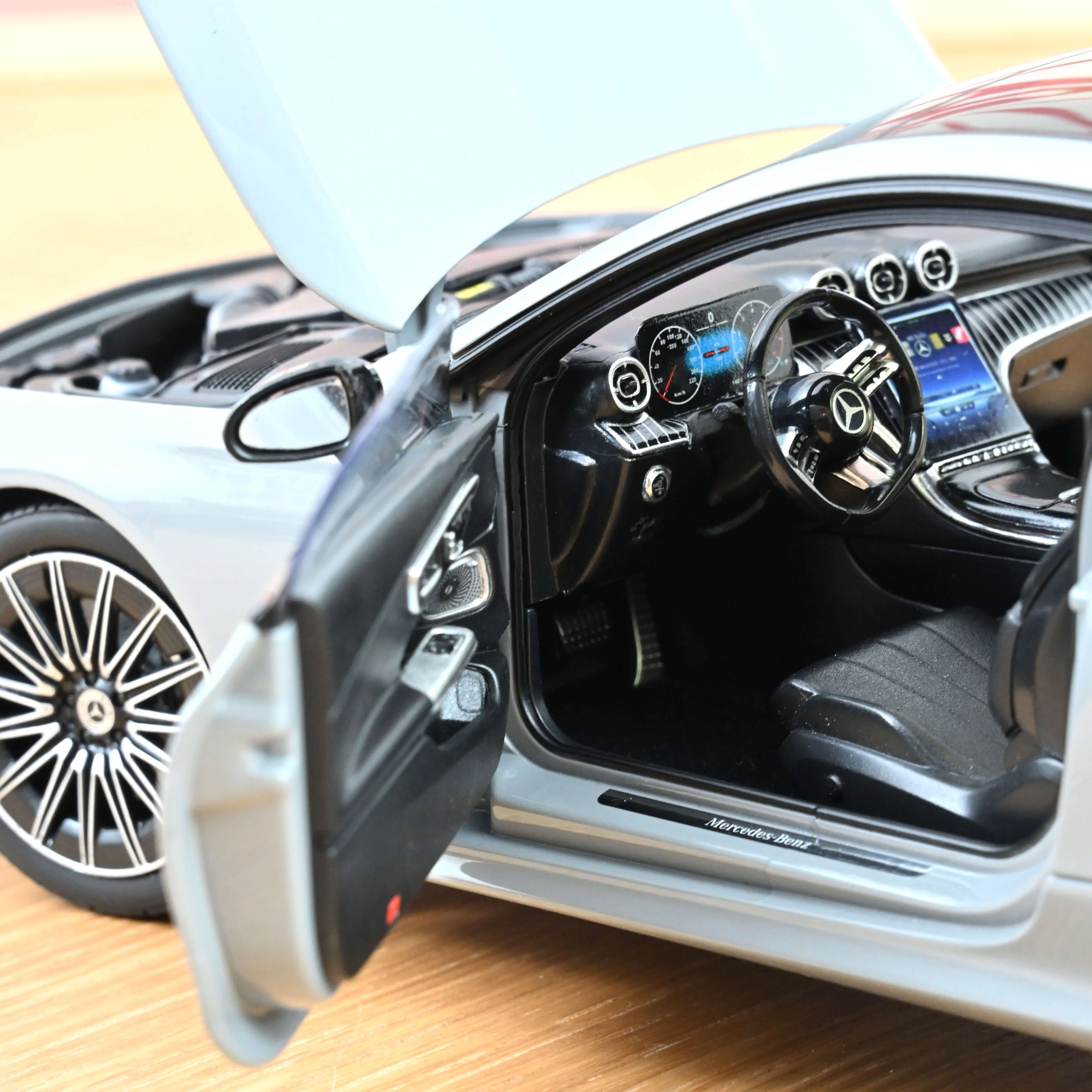 Mercedes-Benz CLE Coupé 2024 Gris Alpine 1/18 - 200pcs - Image 5