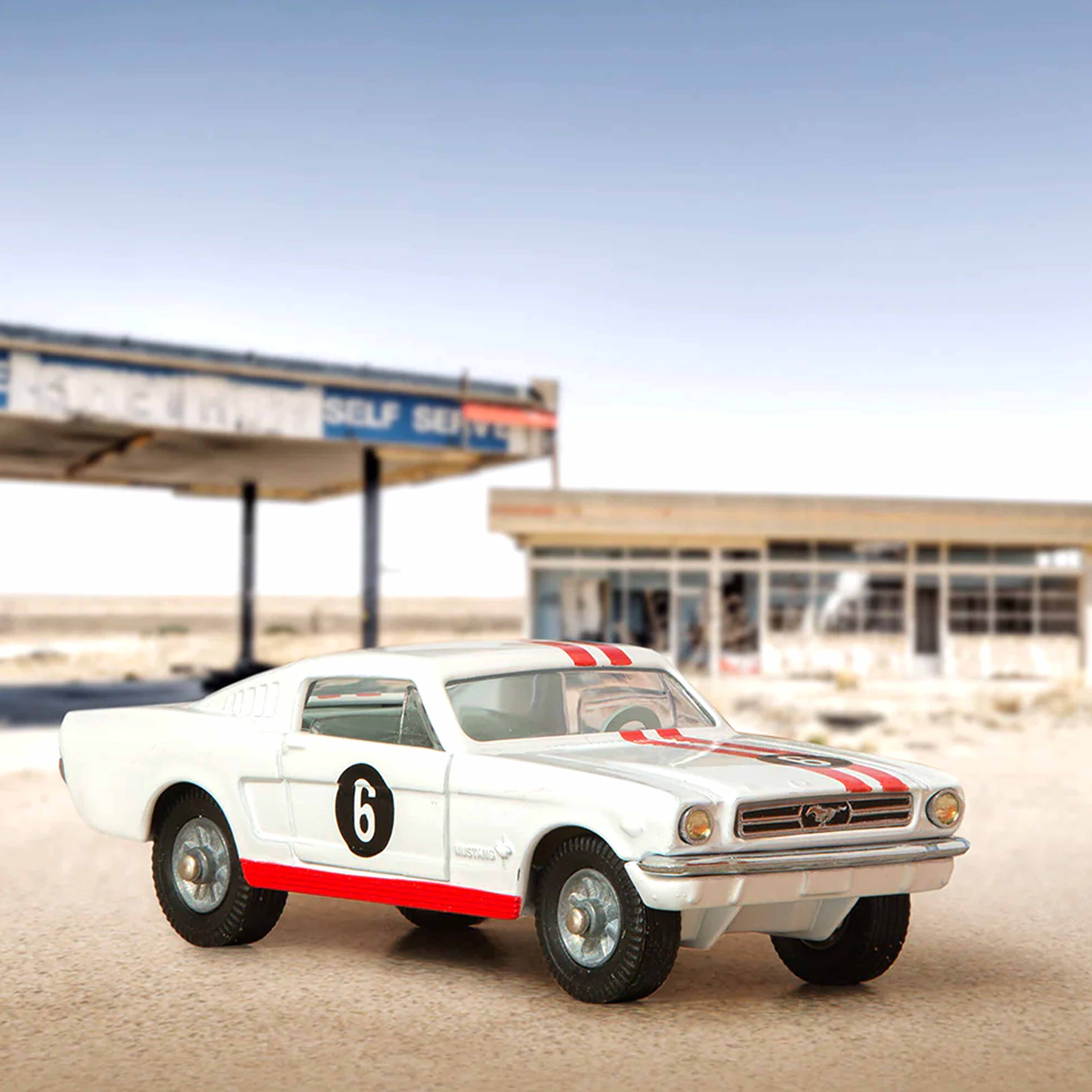 Ford Mustang Fastback Coupé modèle de Compétition 1/45 - n°325 - Image 2