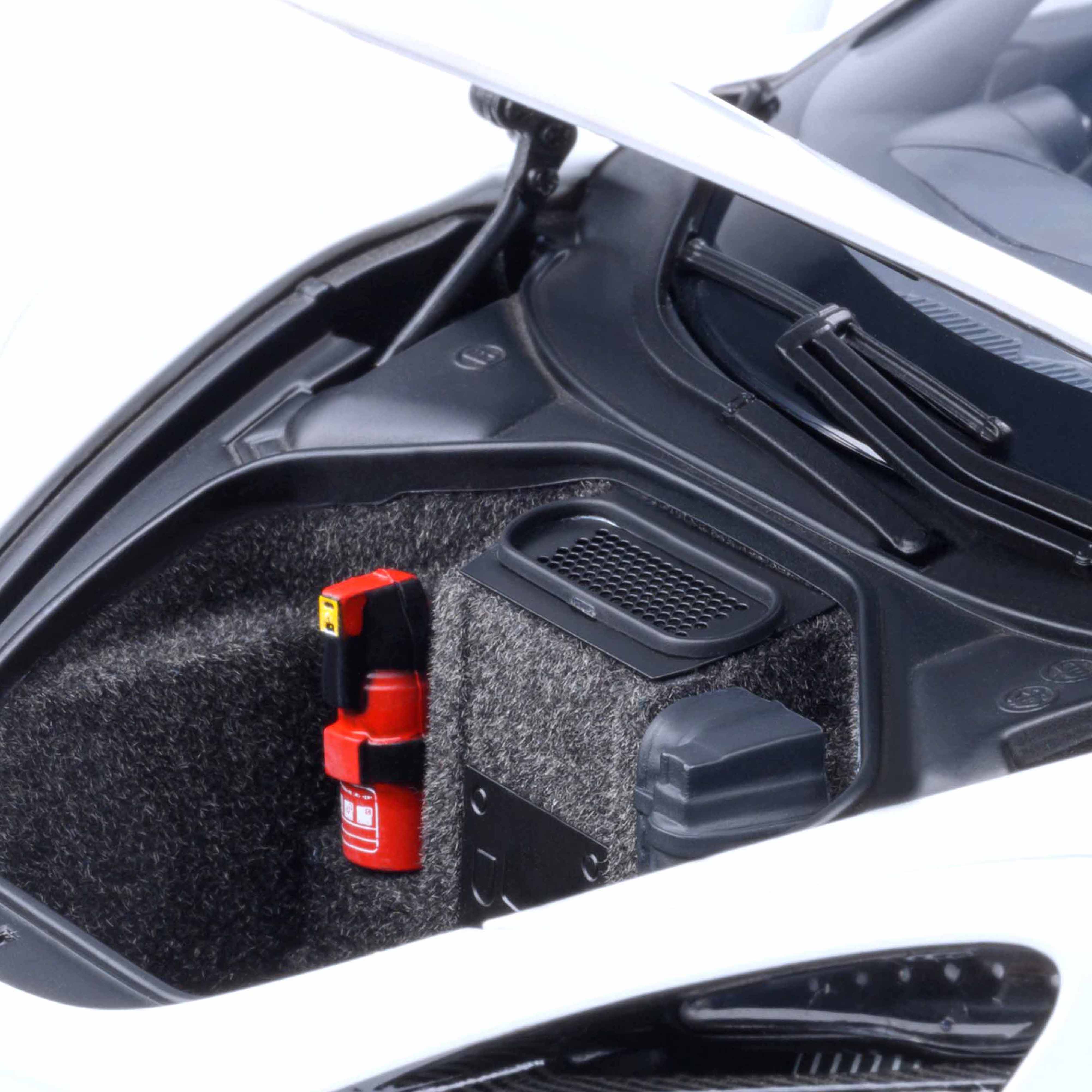 McLaren 720S Blanc de Silice 2017 1/18 - Image 6