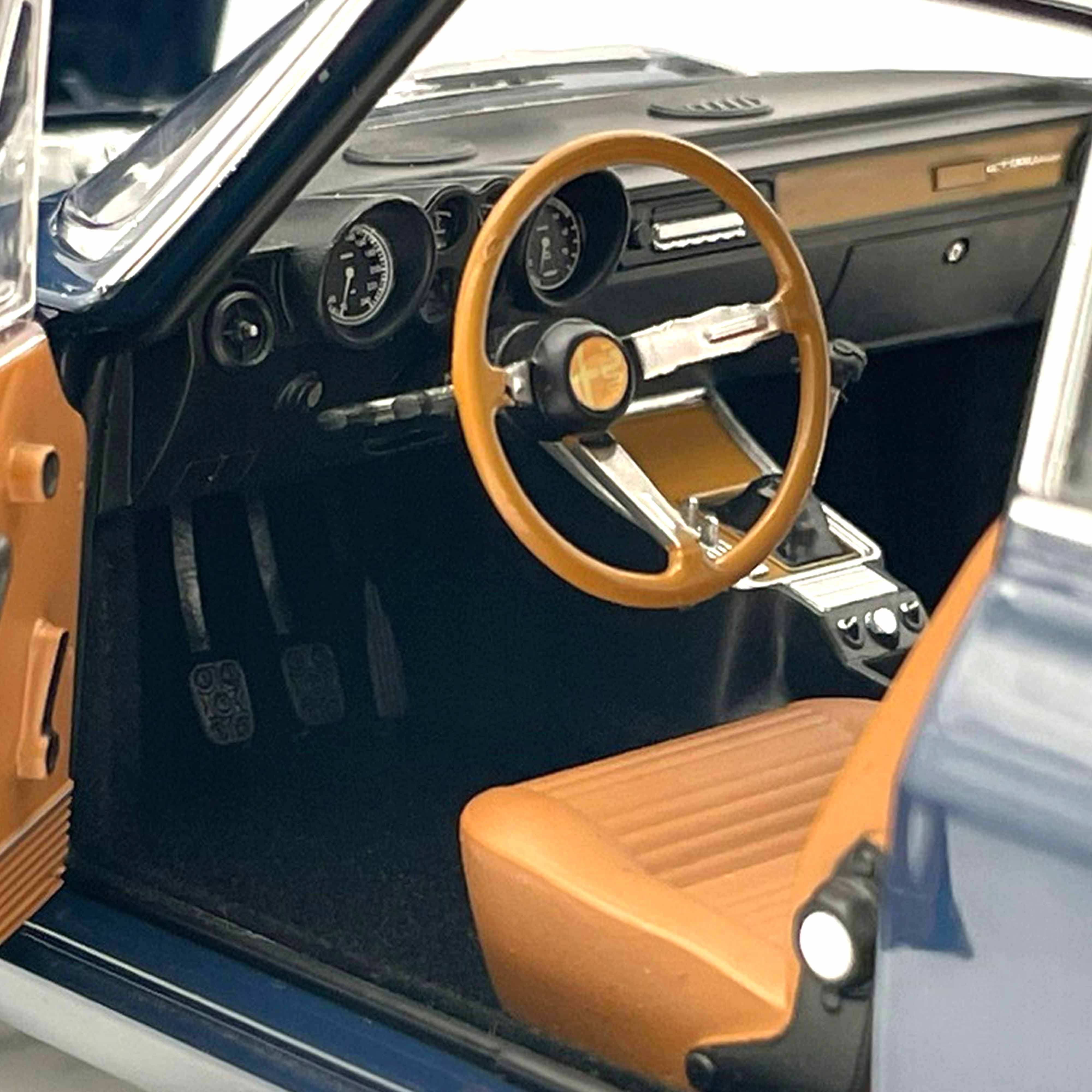 Alfa Romeo 1300 GTJ 1973 Bleu Foncé 1/18 - Image 5