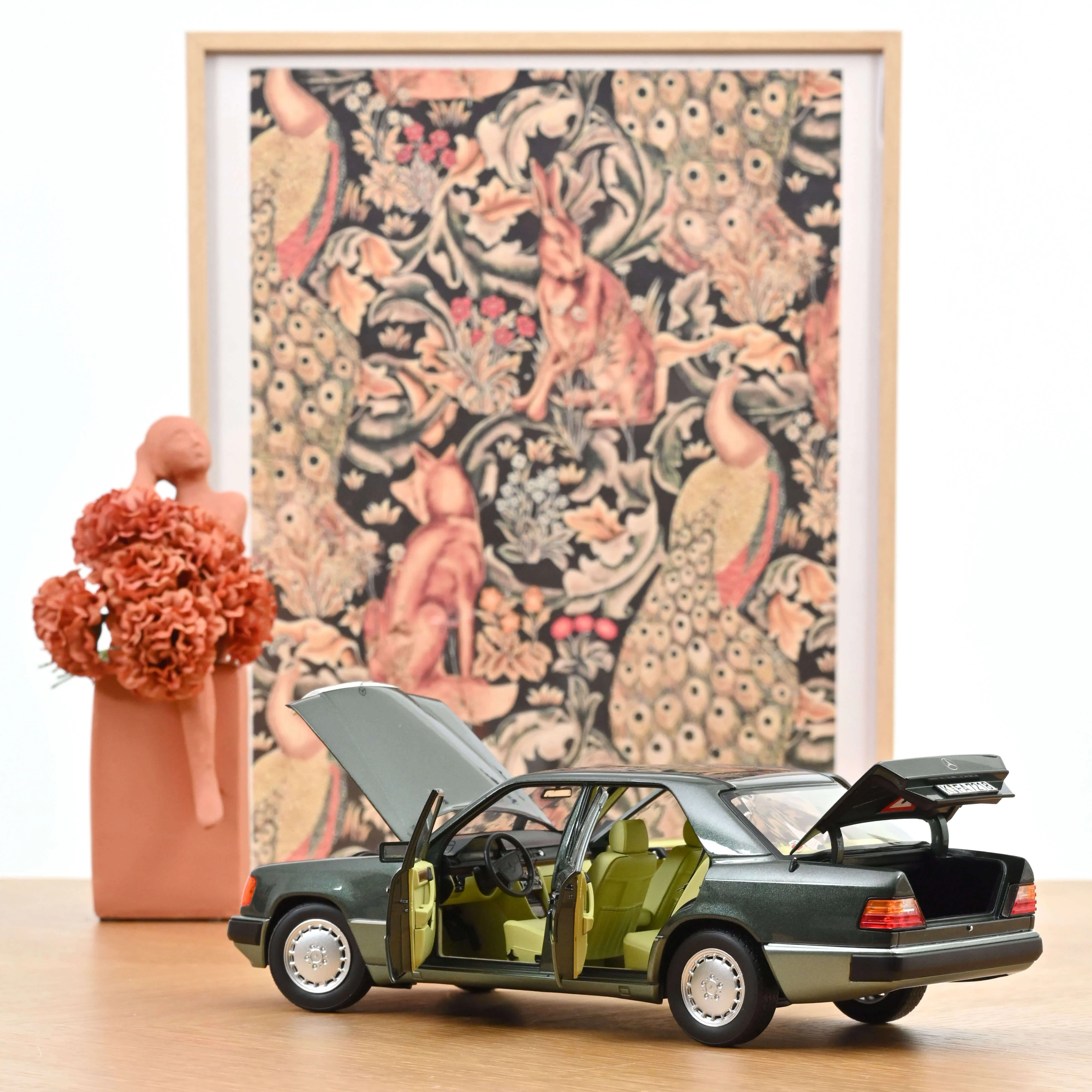 Mercedes-Benz 230 E 1990 Vert Nuit métallisé 1/18 - Image 2