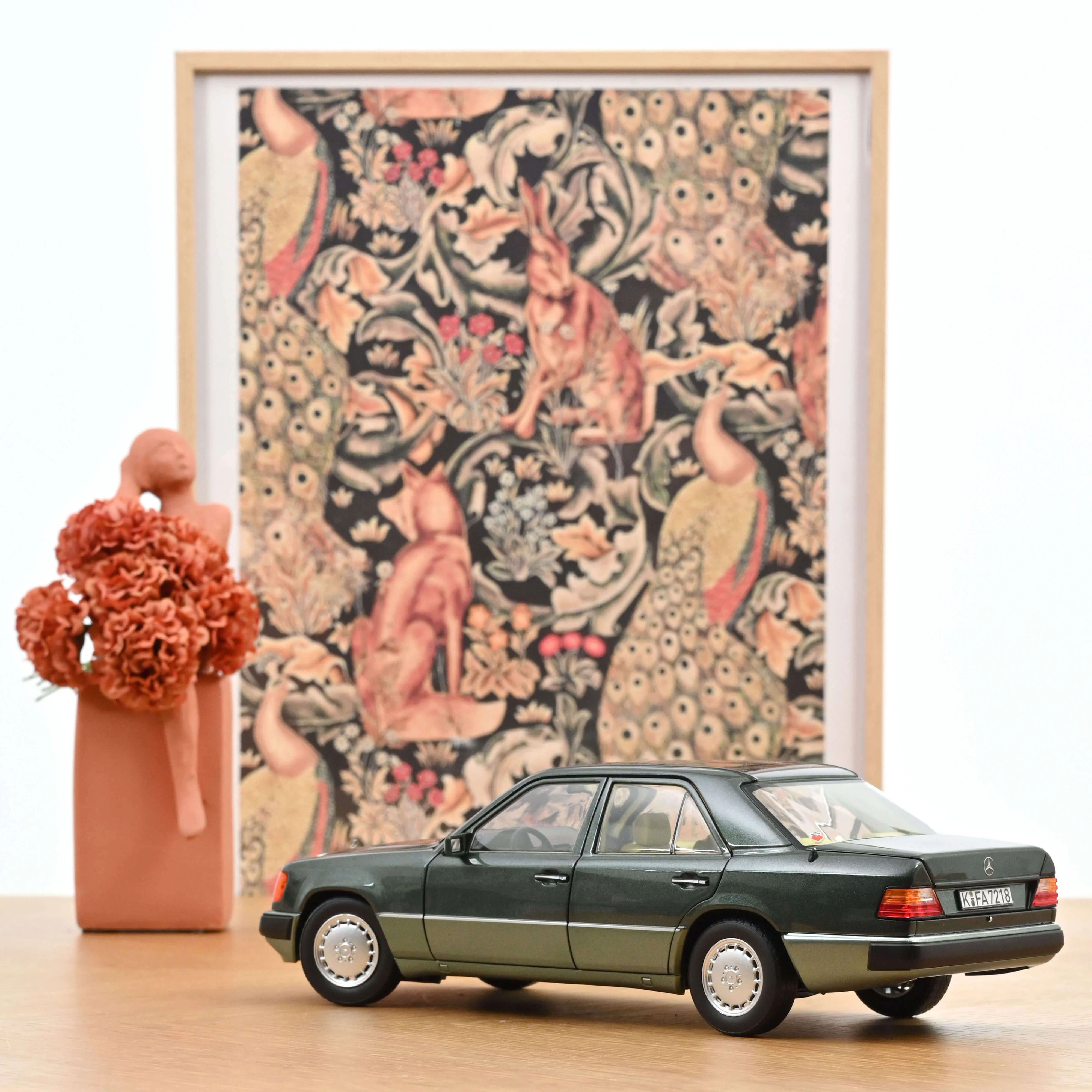Mercedes-Benz 230 E 1990 Vert Nuit métallisé 1/18 - Image 3