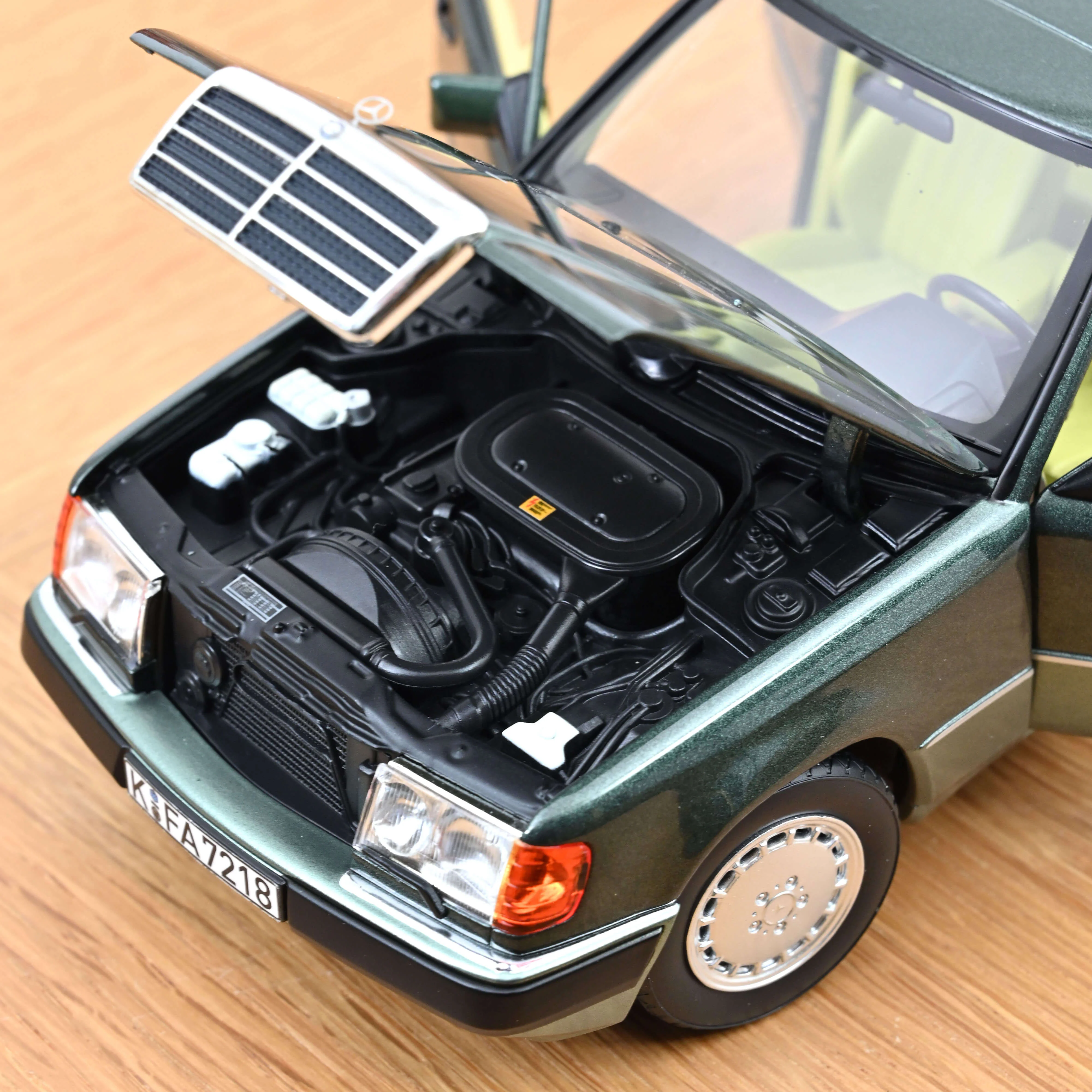 Mercedes-Benz 230 E 1990 Vert Nuit métallisé 1/18 - Image 4