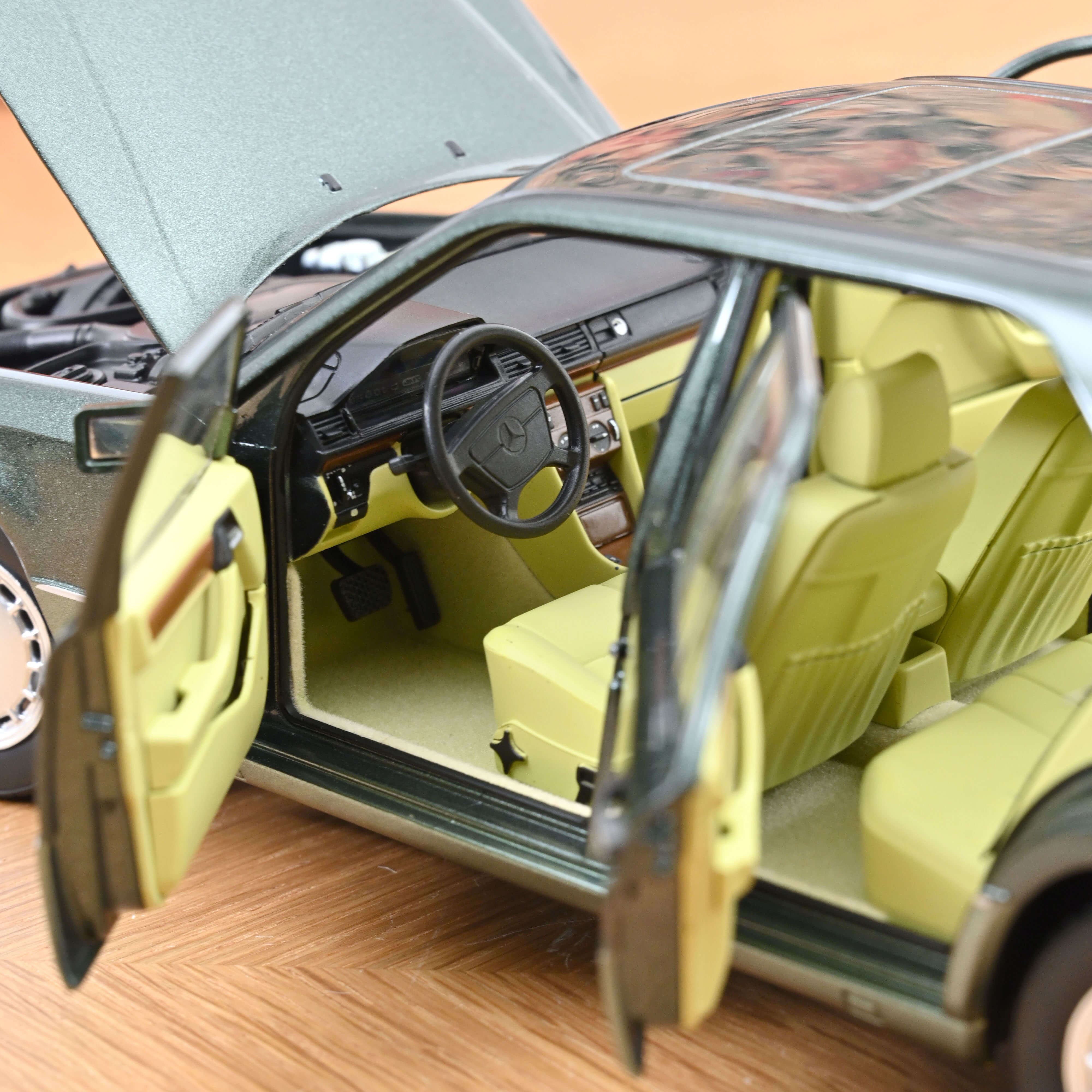 Mercedes-Benz 230 E 1990 Vert Nuit métallisé 1/18 - Image 5