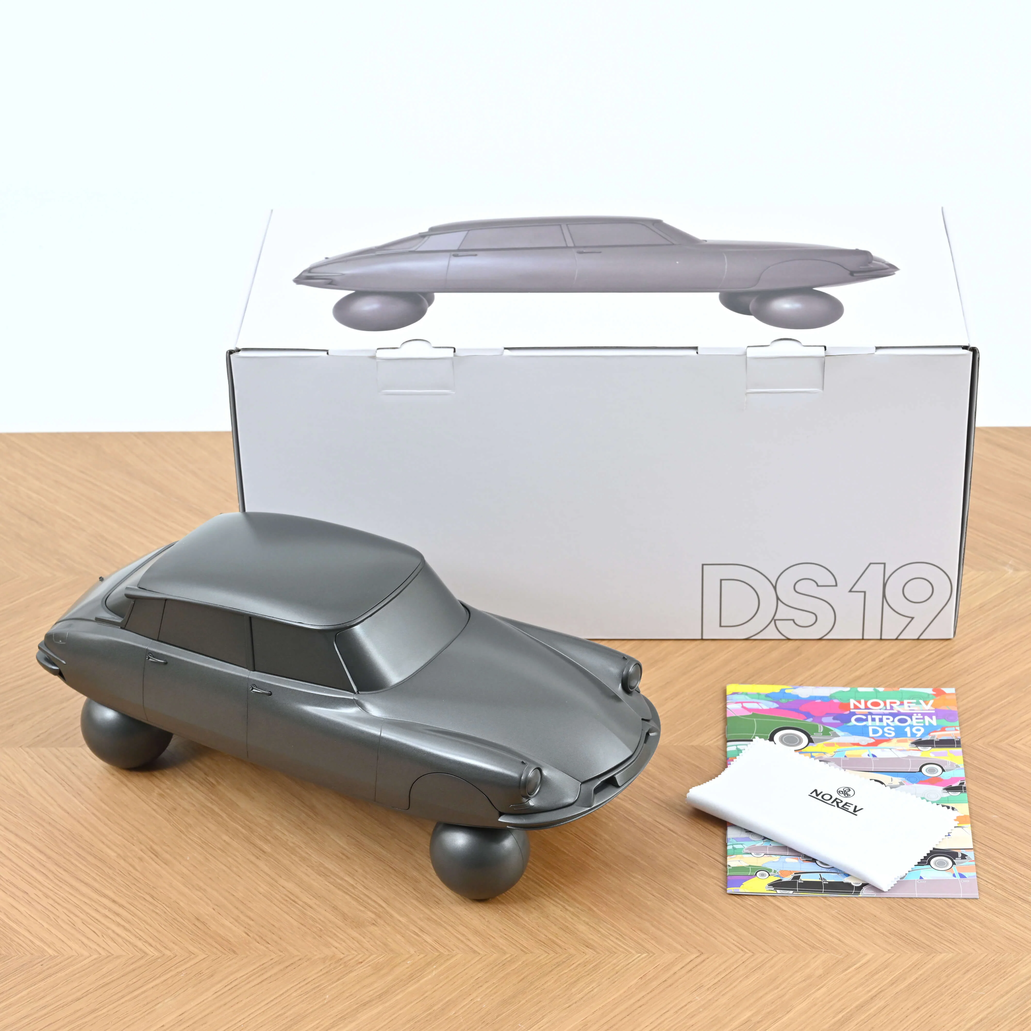 Citroën DS 19 sur ballons 1959 Sculpture Gris Mat 1/12 - 100pcs - Image 4
