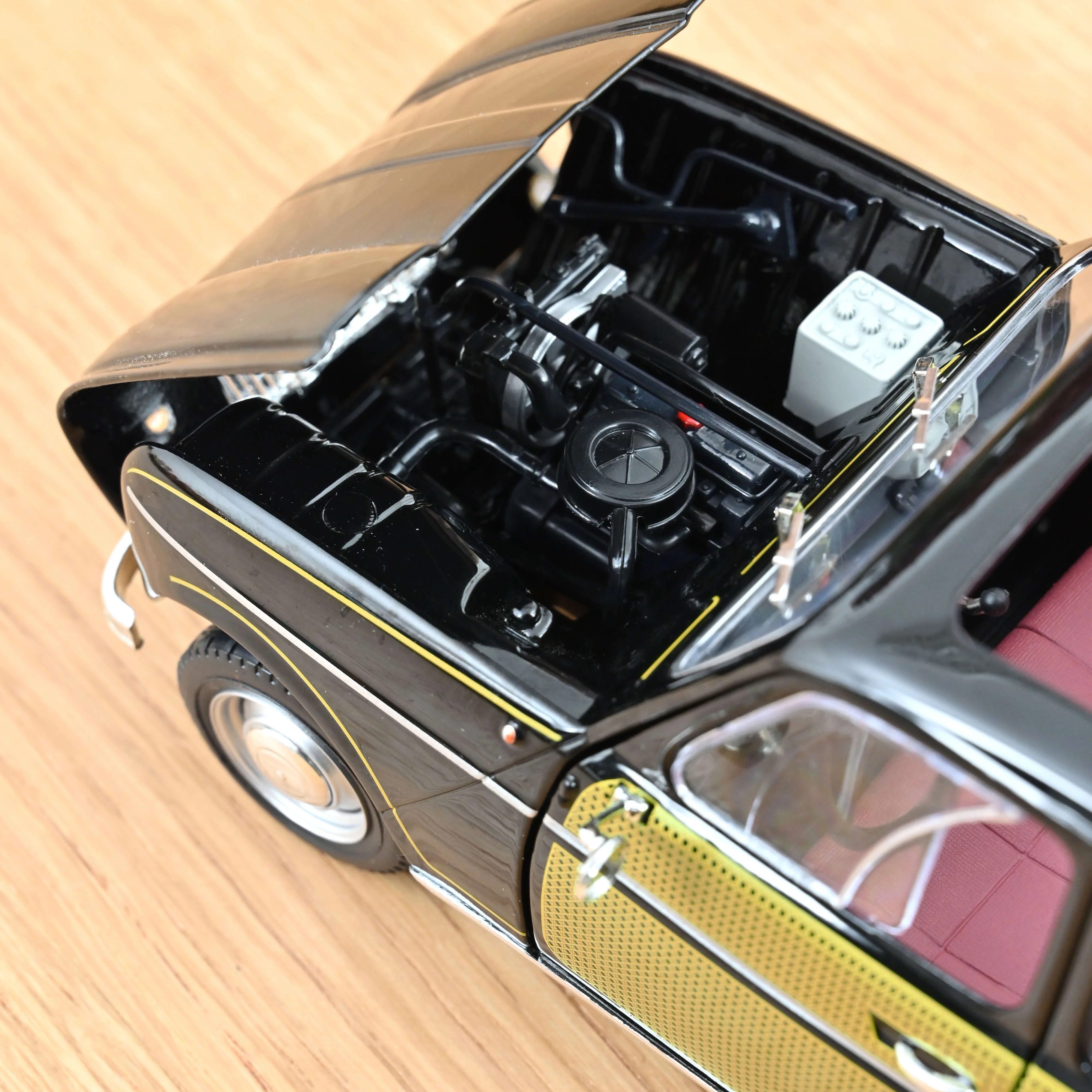 Renault 4 Parisienne 1963 Noire et Jaune 1/18 - 200pcs - Image 4