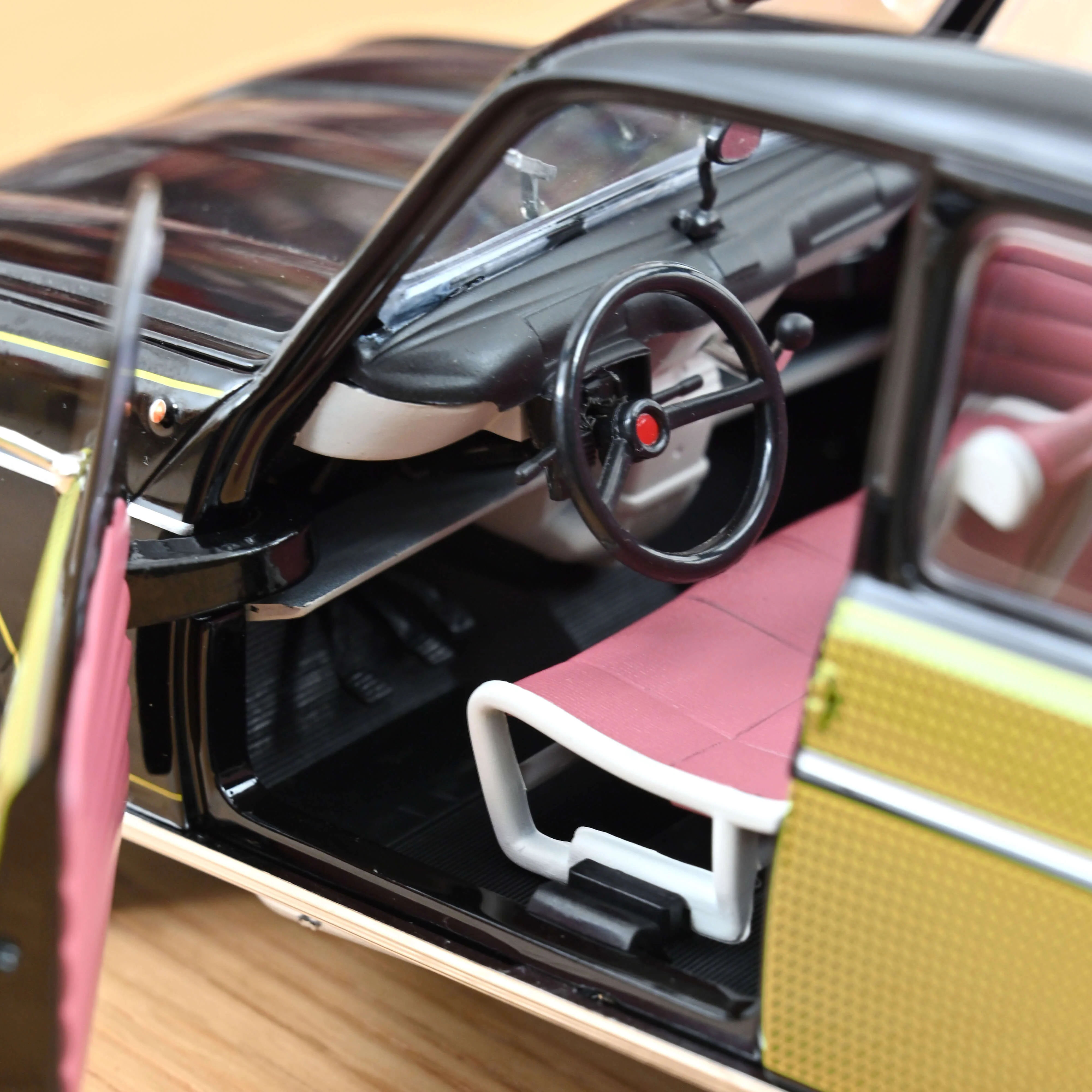 Renault 4 Parisienne 1963 Noire et Jaune 1/18 - 200pcs - Image 5