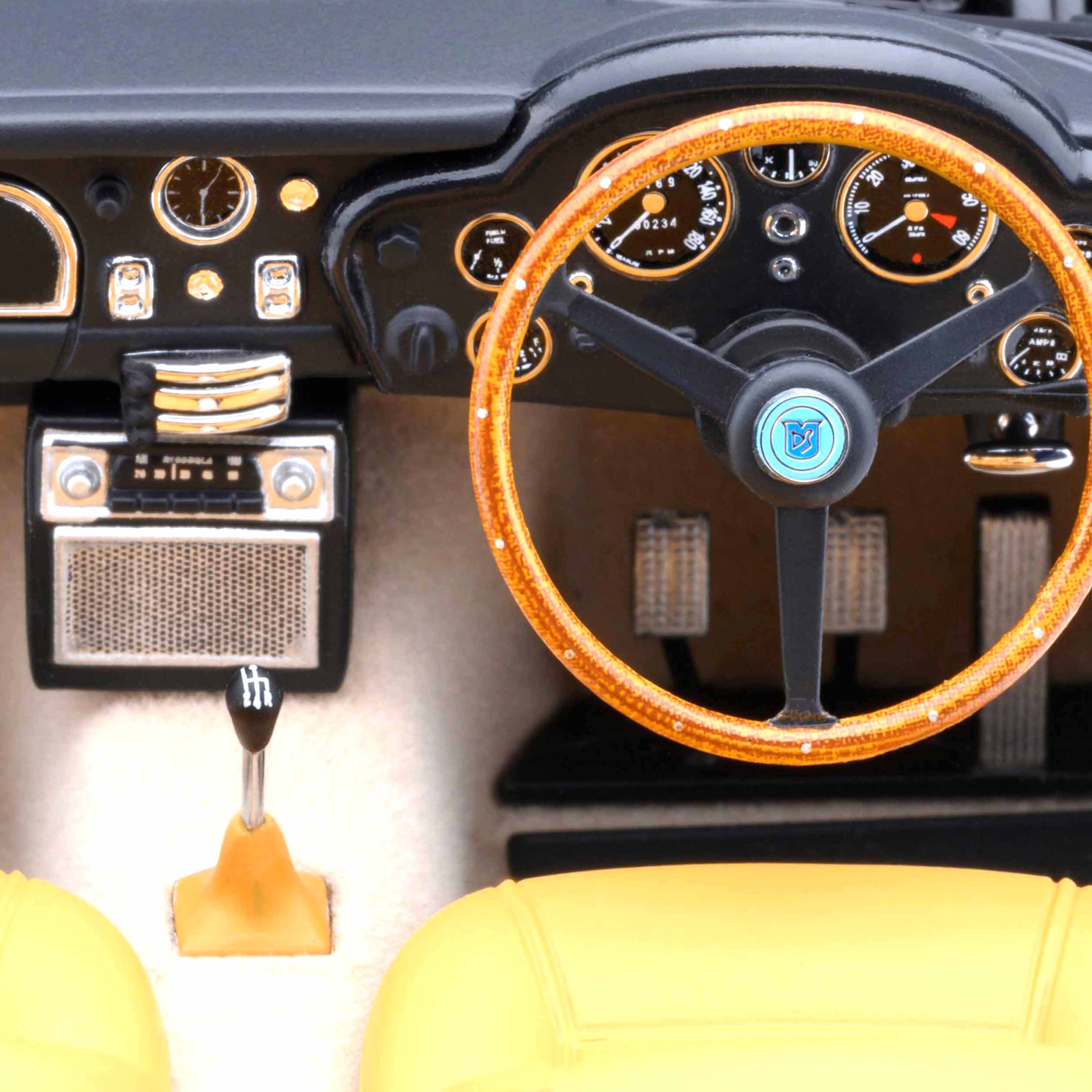 Aston Martin DB5 Vert de course britannique 1/18 - Image 12