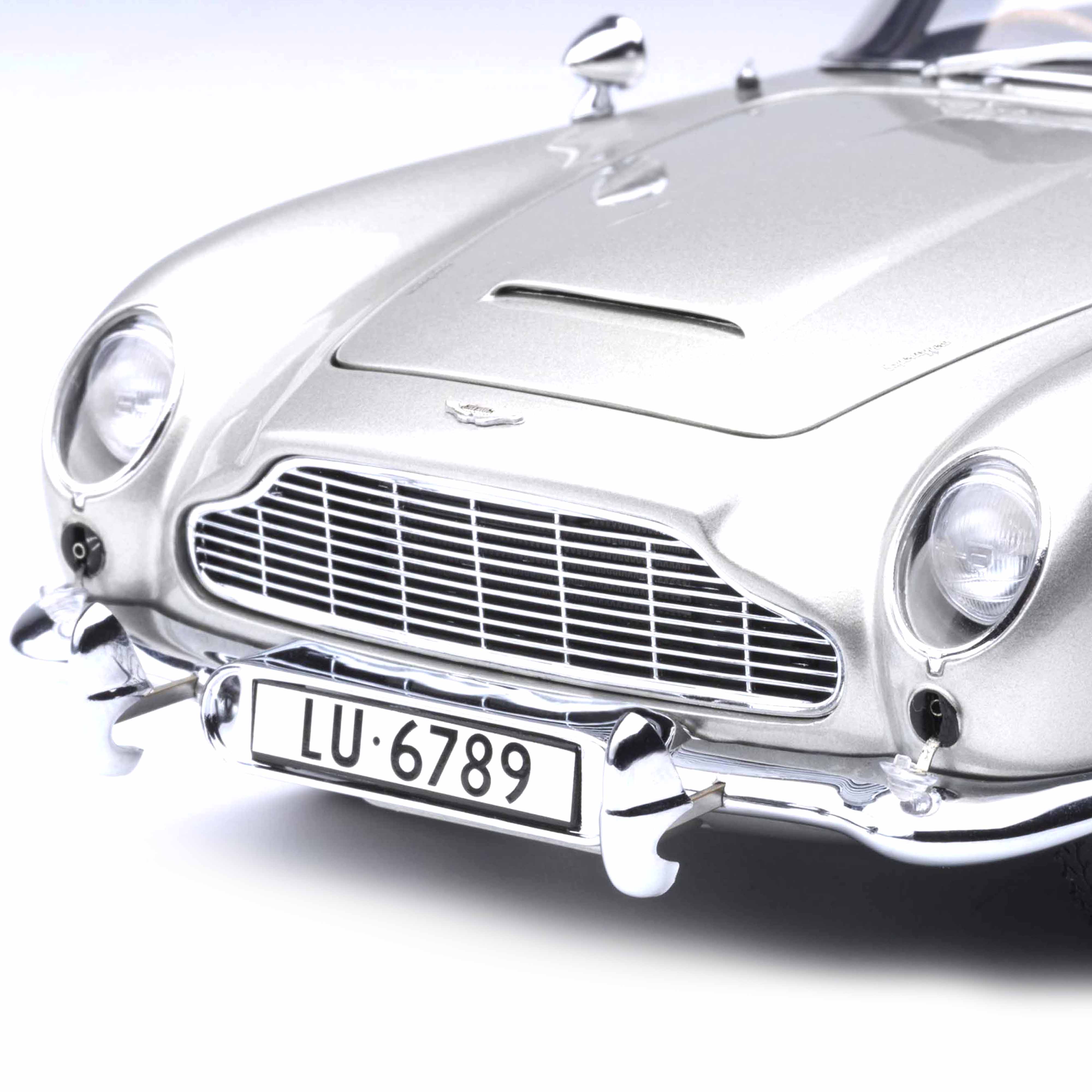 Aston Martin DB5 "James Bond - Goldfinger" Argent 1/18 - Image 14