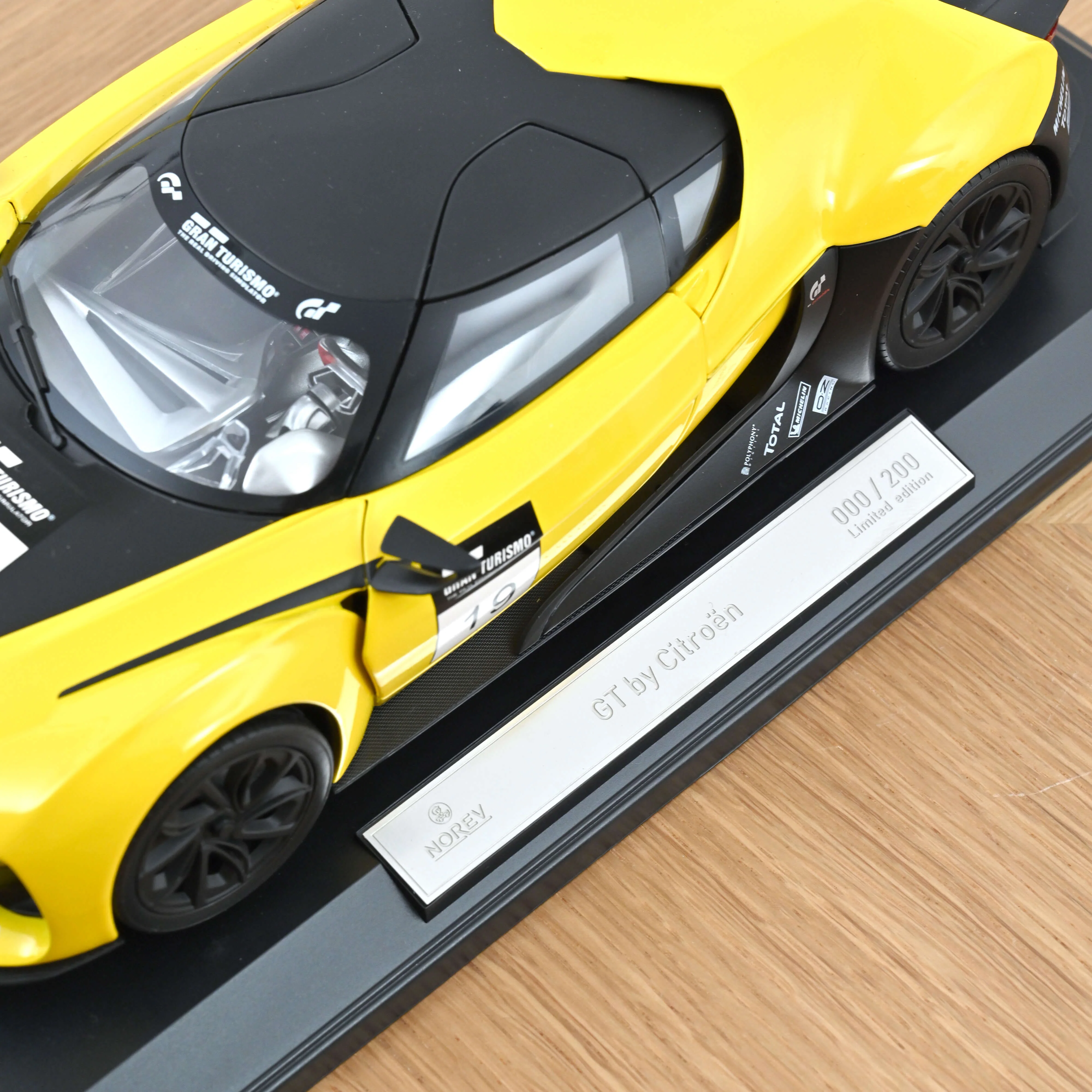 GT by Citroën 2008 Jaune et Noir Concept Car 1/18 - 200pcs - Image 4