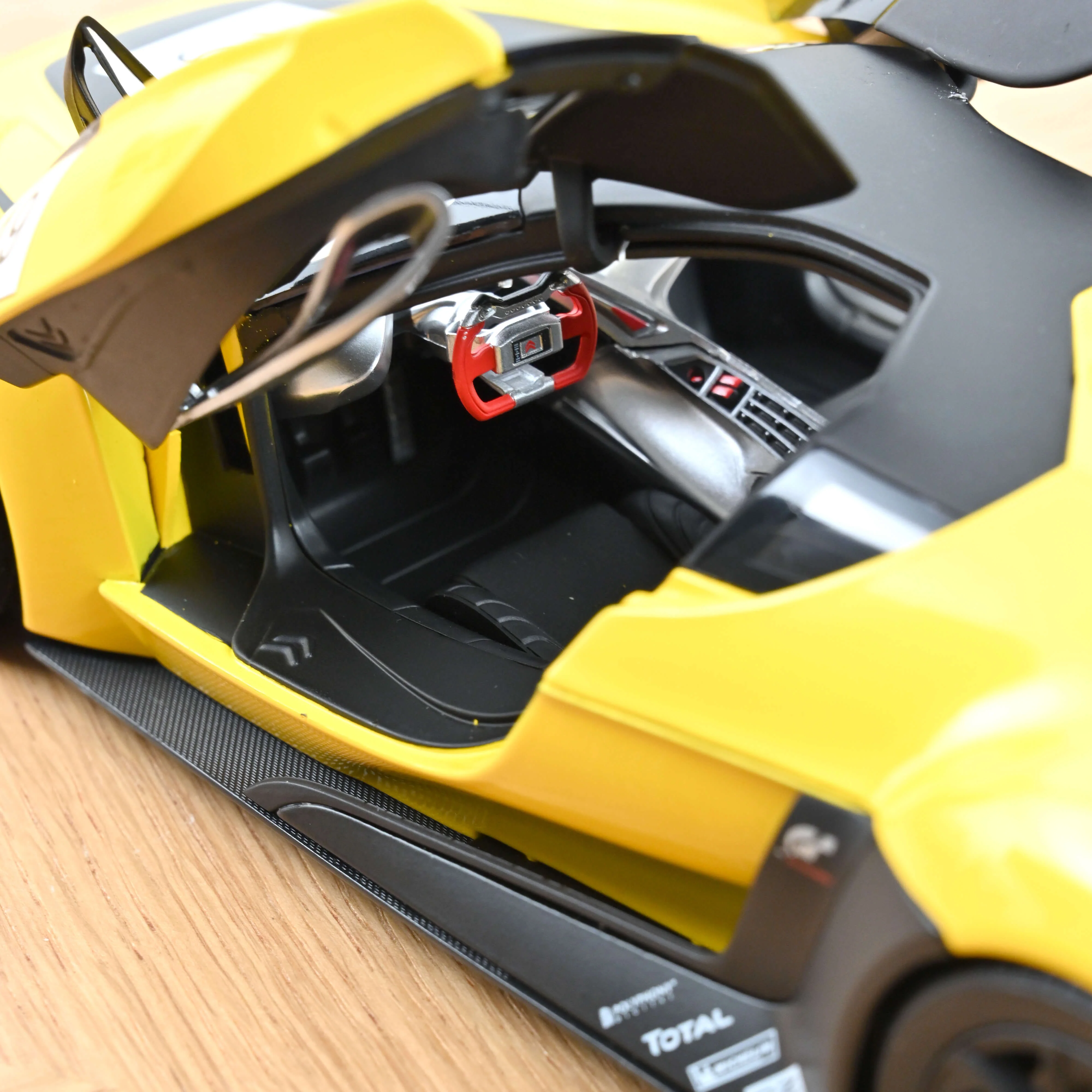 GT by Citroën 2008 Jaune et Noir Concept Car 1/18 - 200pcs - Image 5