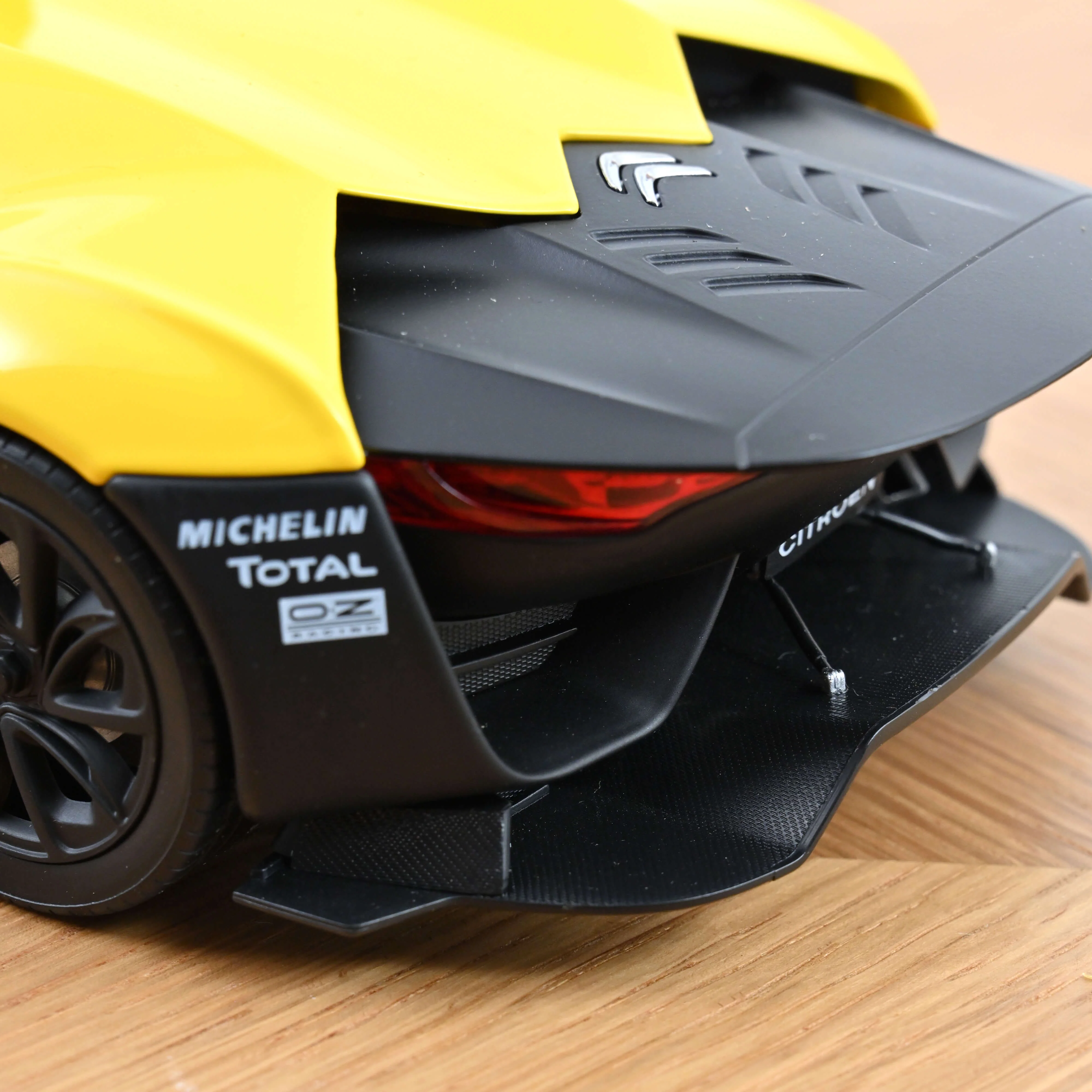 GT by Citroën 2008 Jaune et Noir Concept Car 1/18 - 200pcs - Image 6