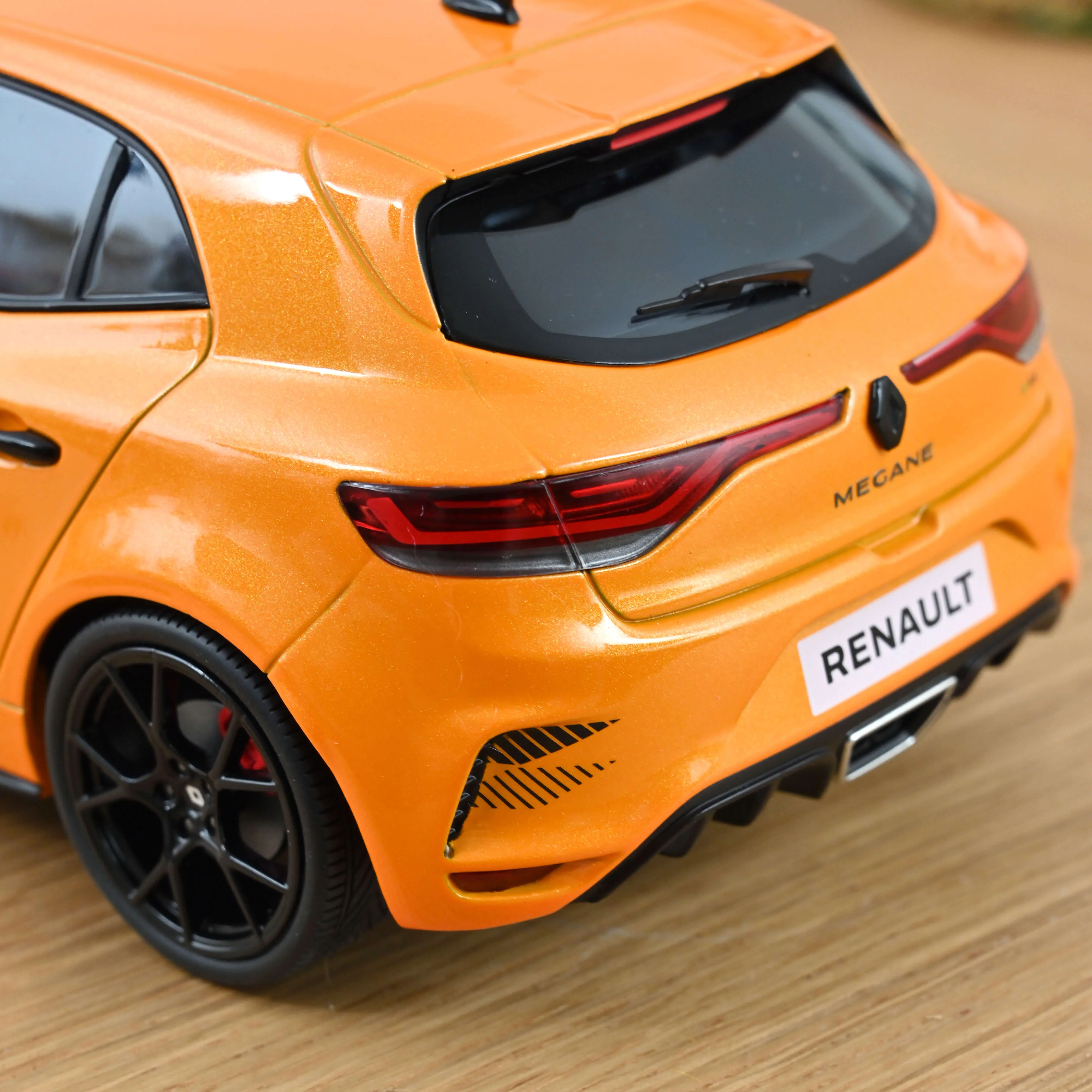 Renault Megane R.S. Ultime 2023 Orange Tonic 1/18 - 200pcs - Image 4