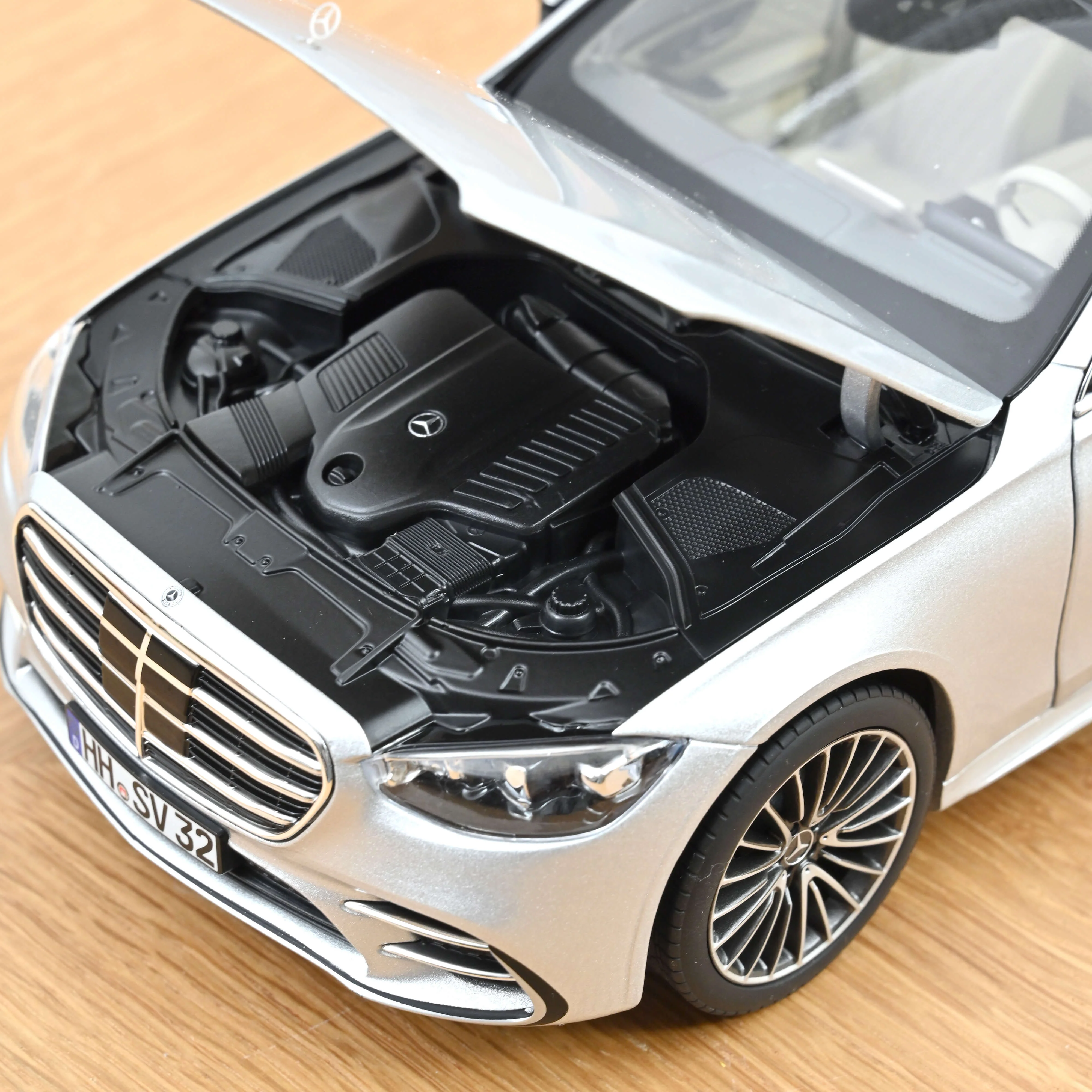 Mercedes-Benz S-Class AMG-Line 2021 Argent Brillant 1/18 - Image 4