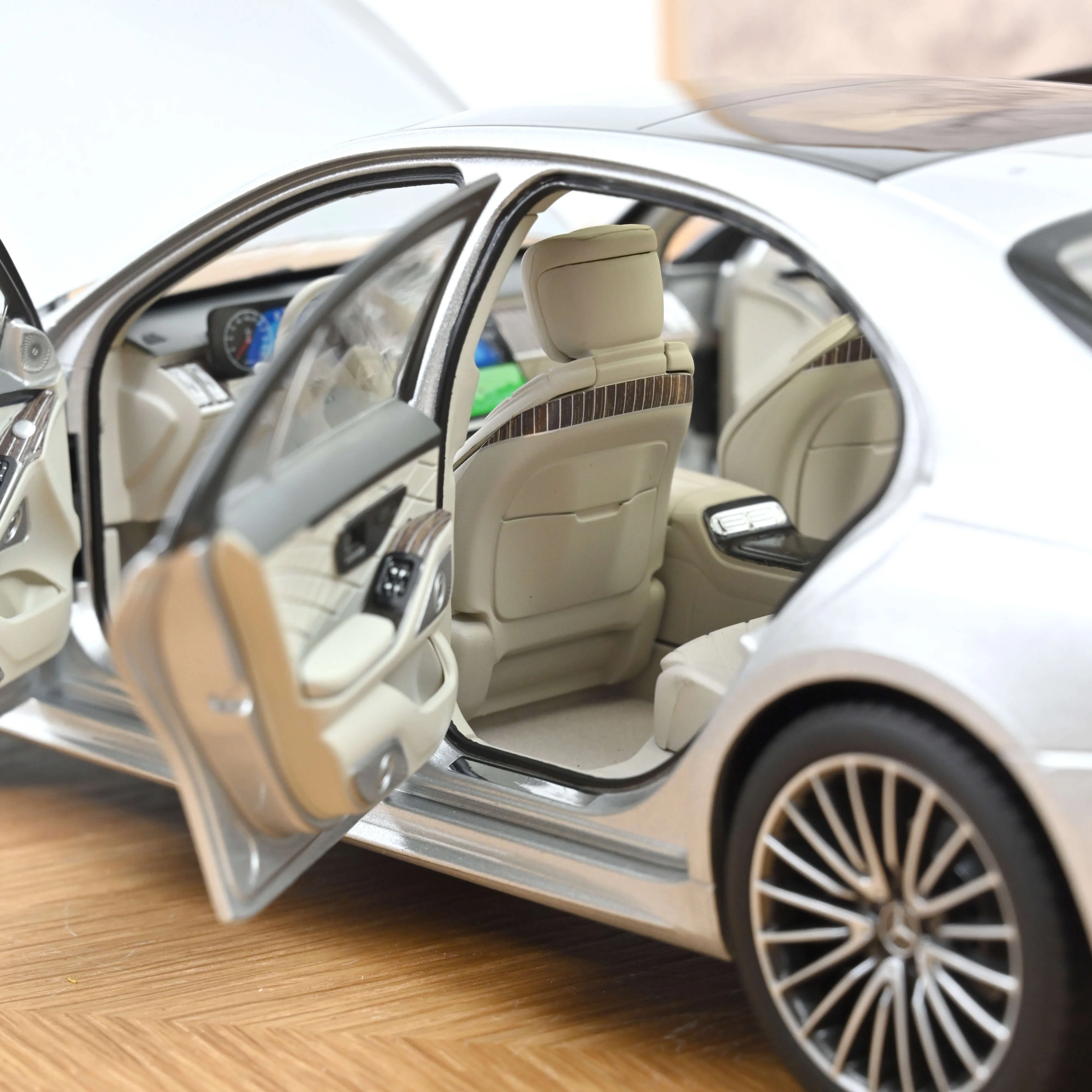 Mercedes-Benz S-Class AMG-Line 2021 Argent Brillant 1/18 - Image 5