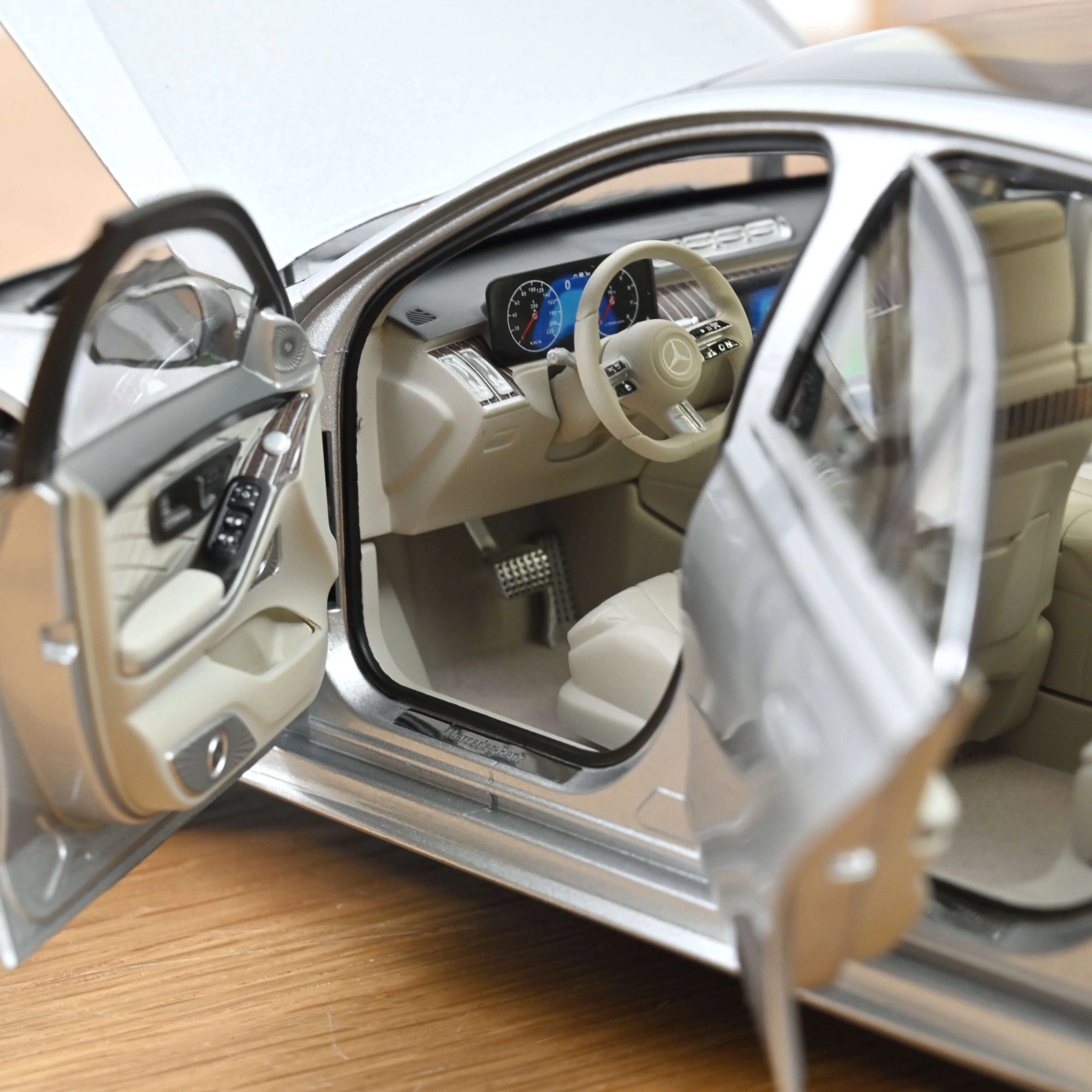 Mercedes-Benz S-Class AMG-Line 2021 Argent Brillant 1/18 - Image 6