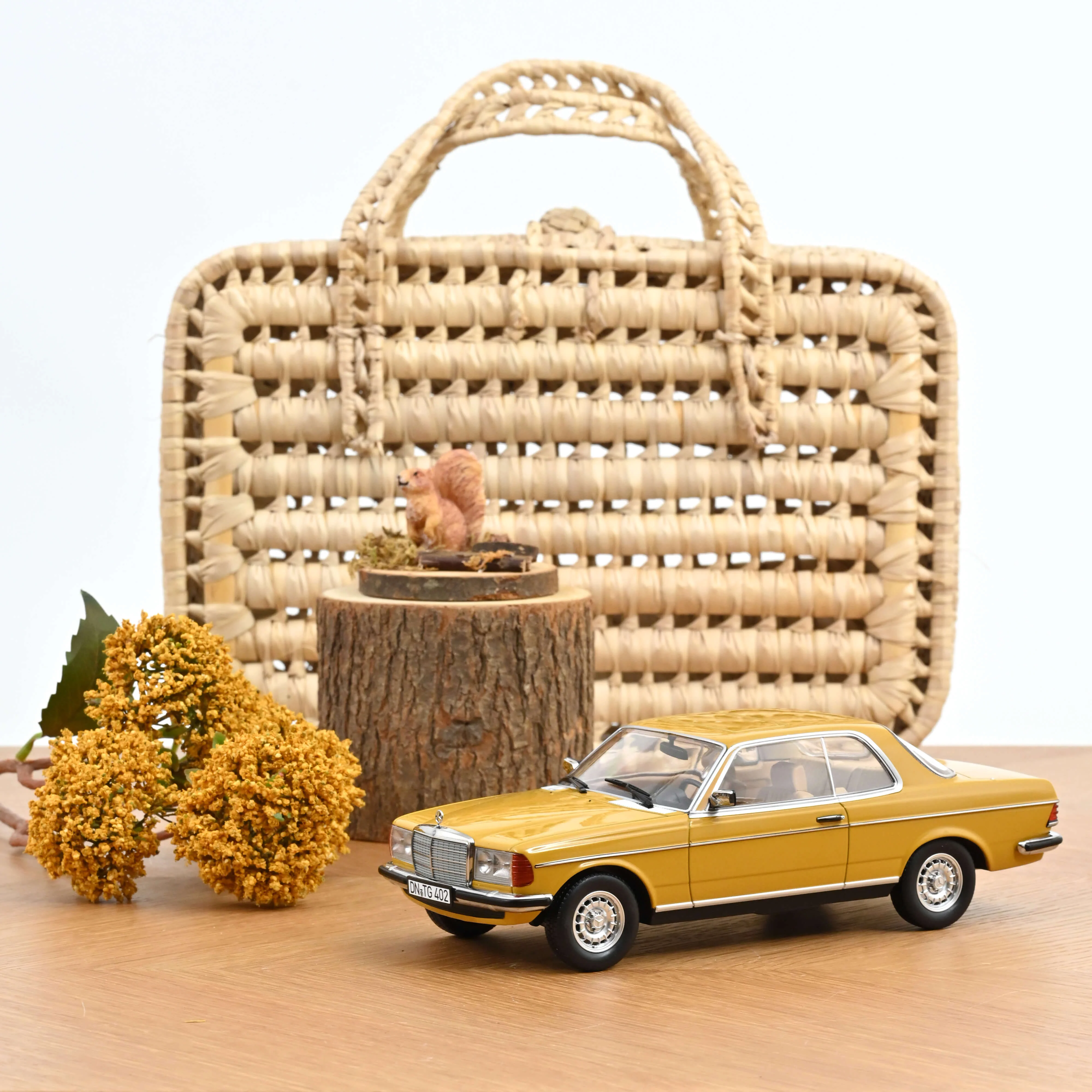 Mercedes-Benz 280 CE 1980 Jaune Sahara 1/18