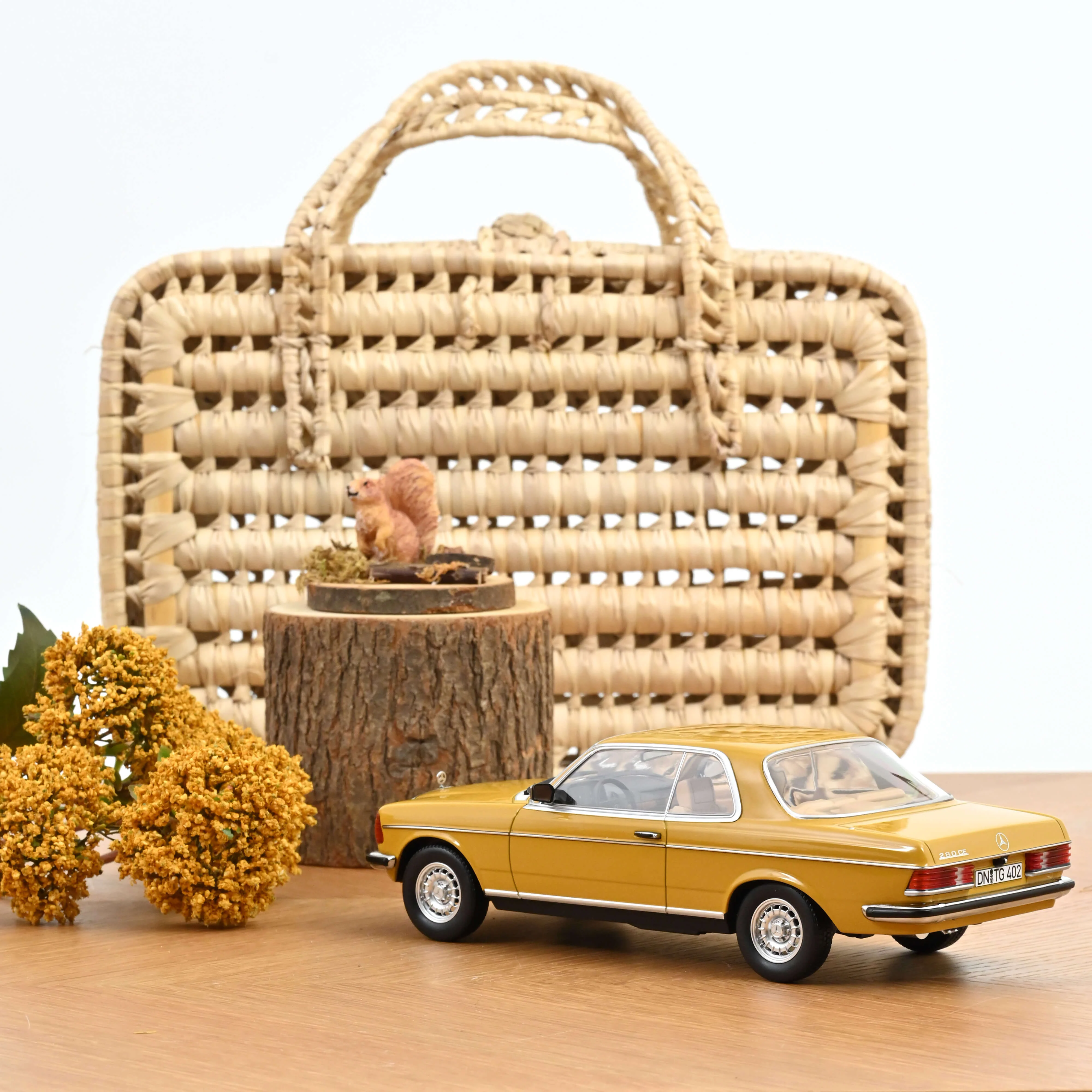 Mercedes-Benz 280 CE 1980 Jaune Sahara 1/18 - Image 2