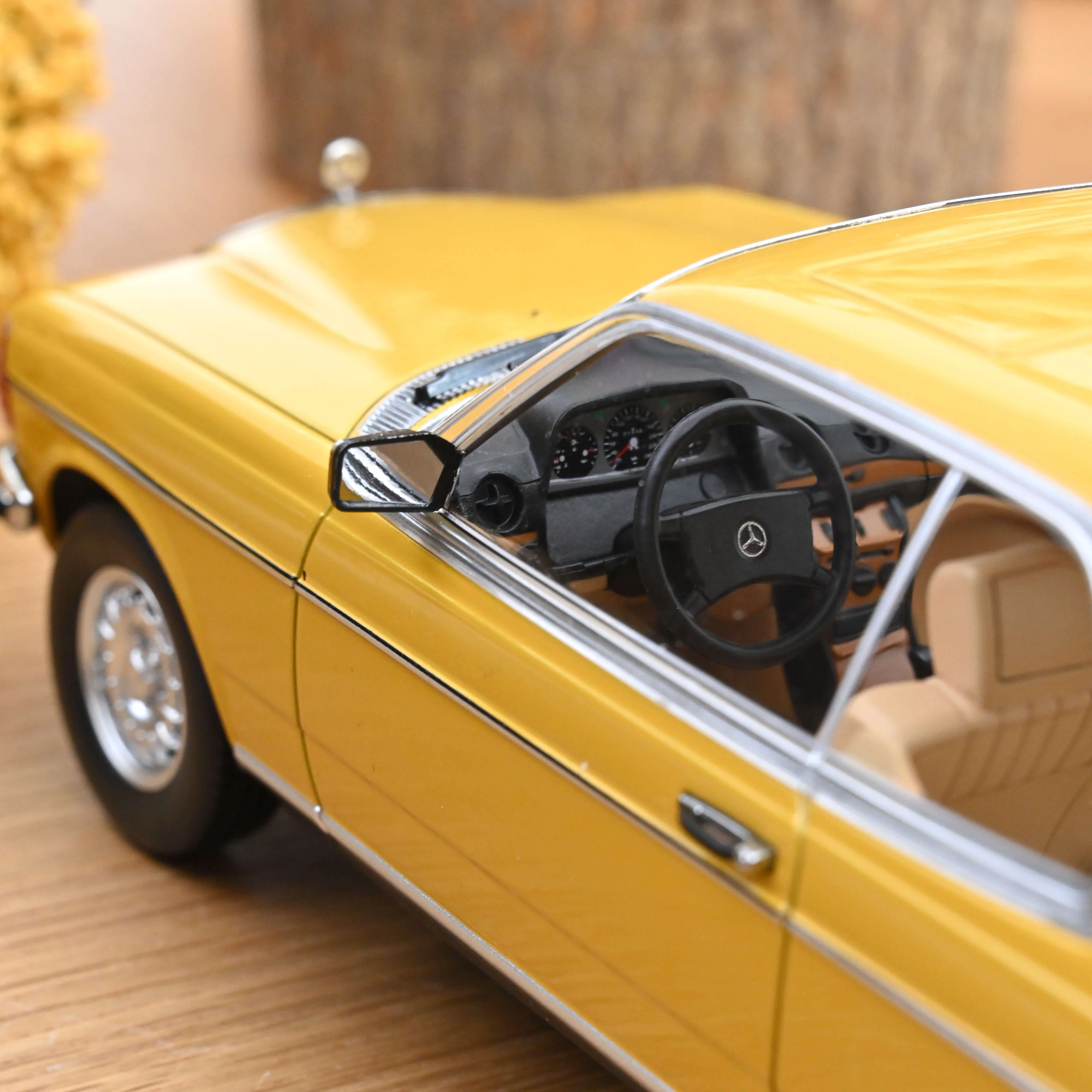 Mercedes-Benz 280 CE 1980 Jaune Sahara 1/18 - Image 3