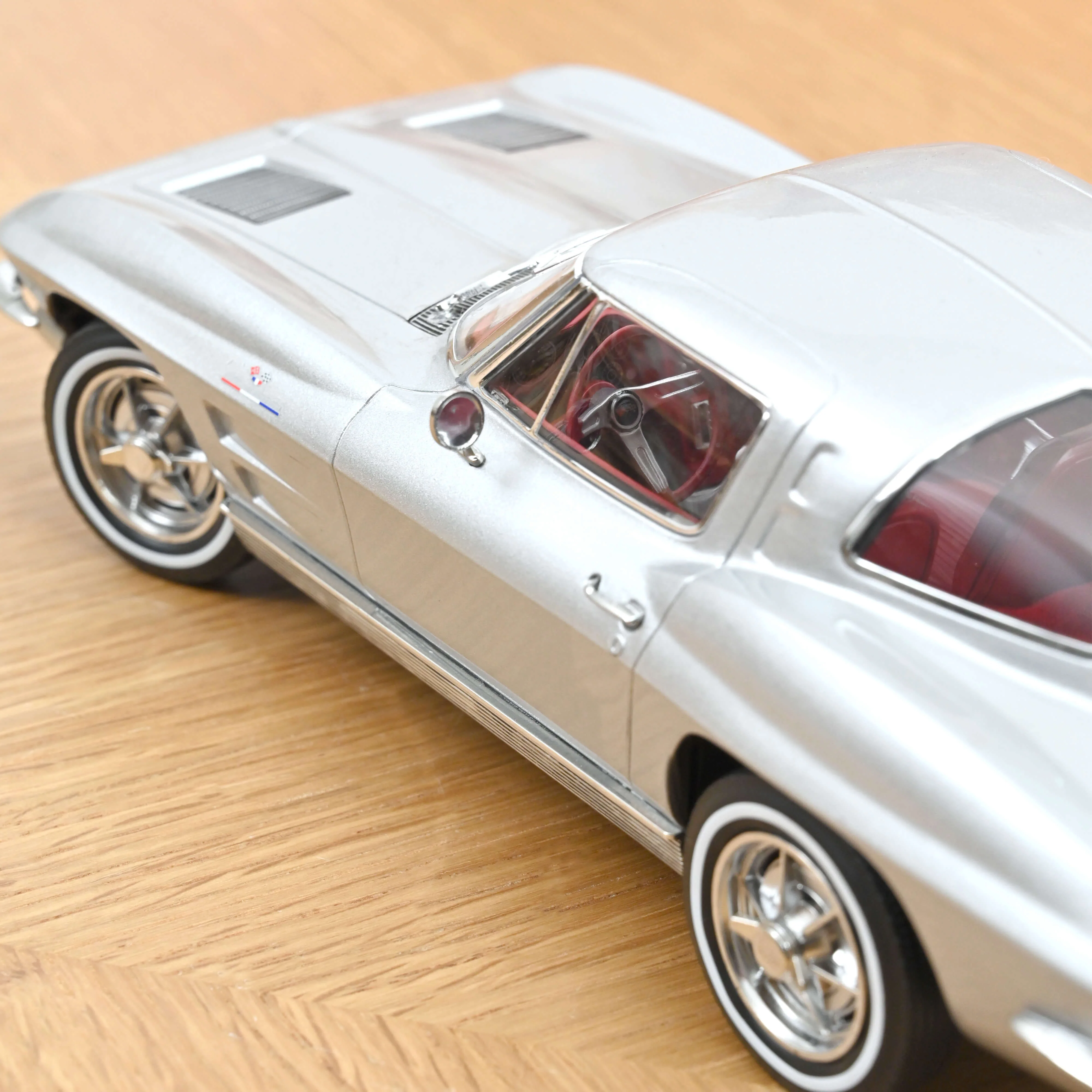 Chevrolet Corvette Sting Ray 1963 Argent Sebring 1/18 - Image 3