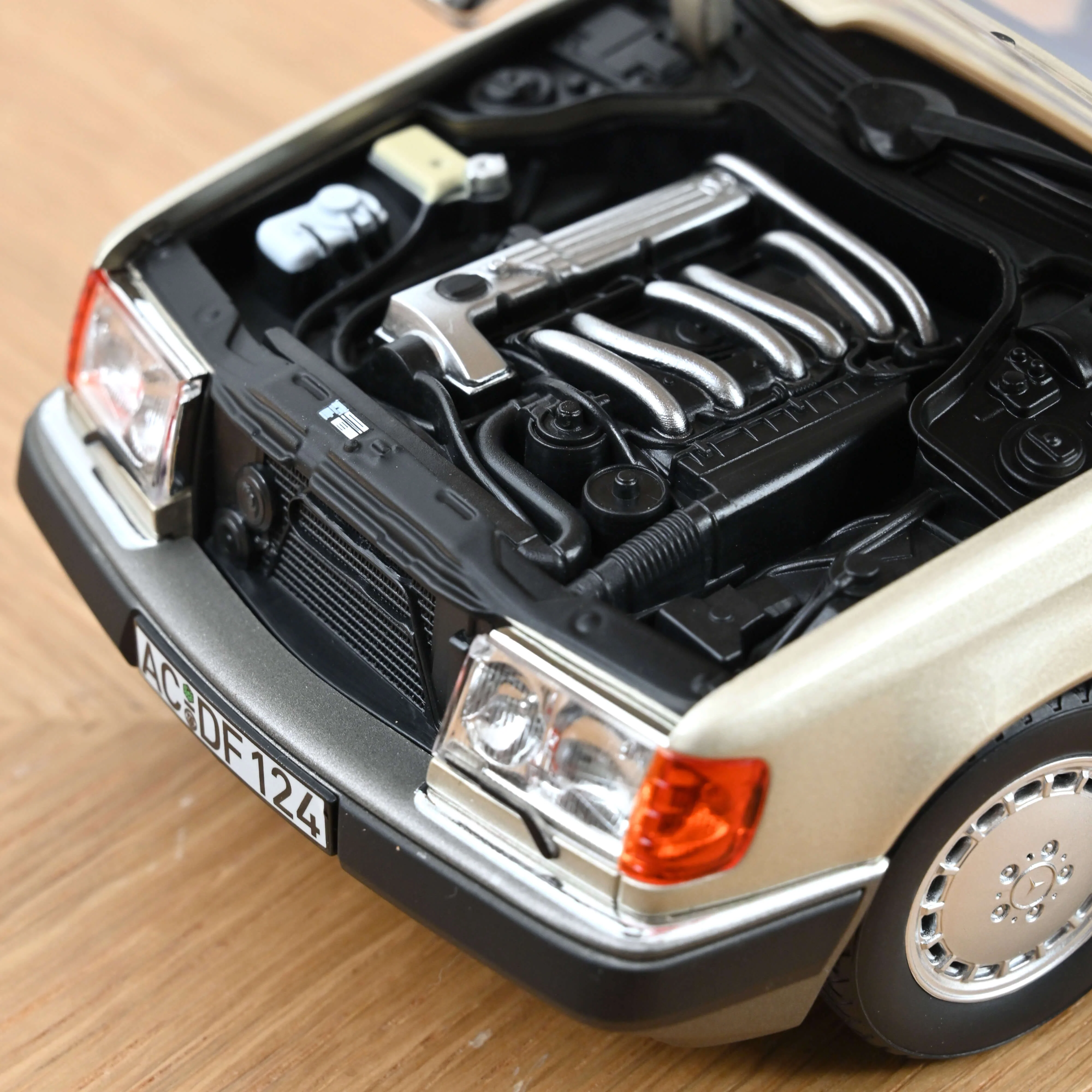 Mercedes-Benz 300 TD 1990 Argent fumé métallisé 1/18 - 200pcs - Image 4