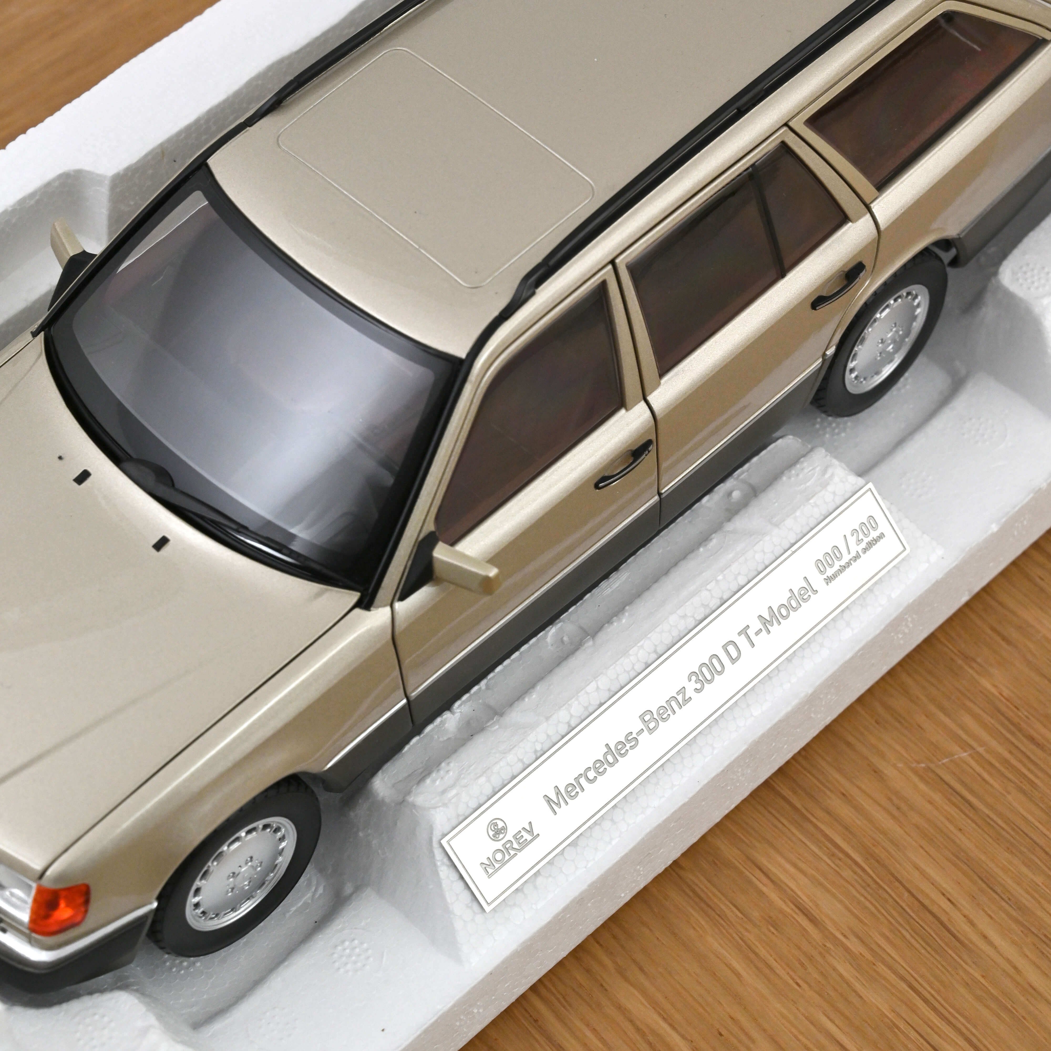 Mercedes-Benz 300 TD 1990 Argent fumé métallisé 1/18 - 200pcs - Image 7