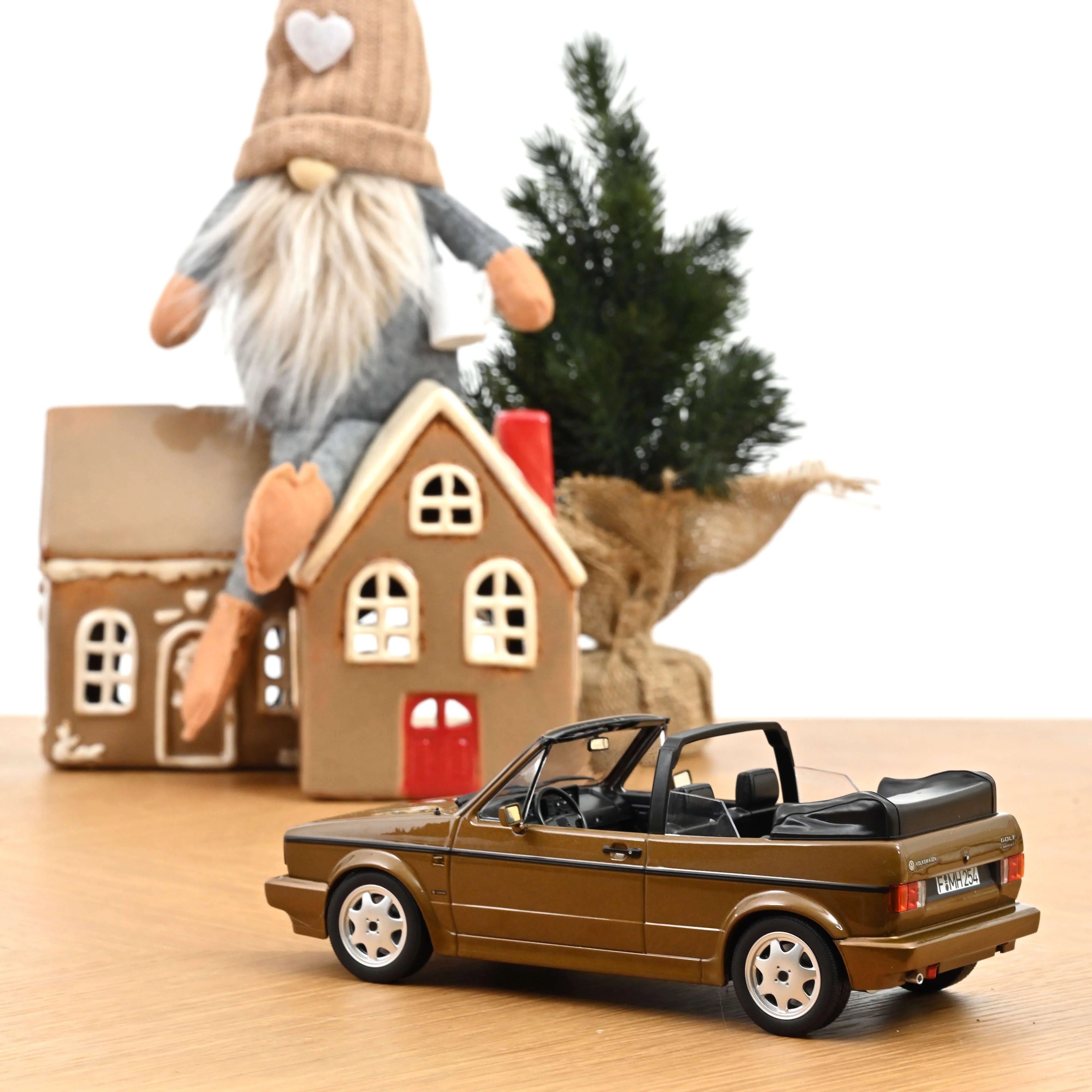VW Golf Cabriolet 1992 Brun métallisé 1/18 - 200 pcs - Image 2