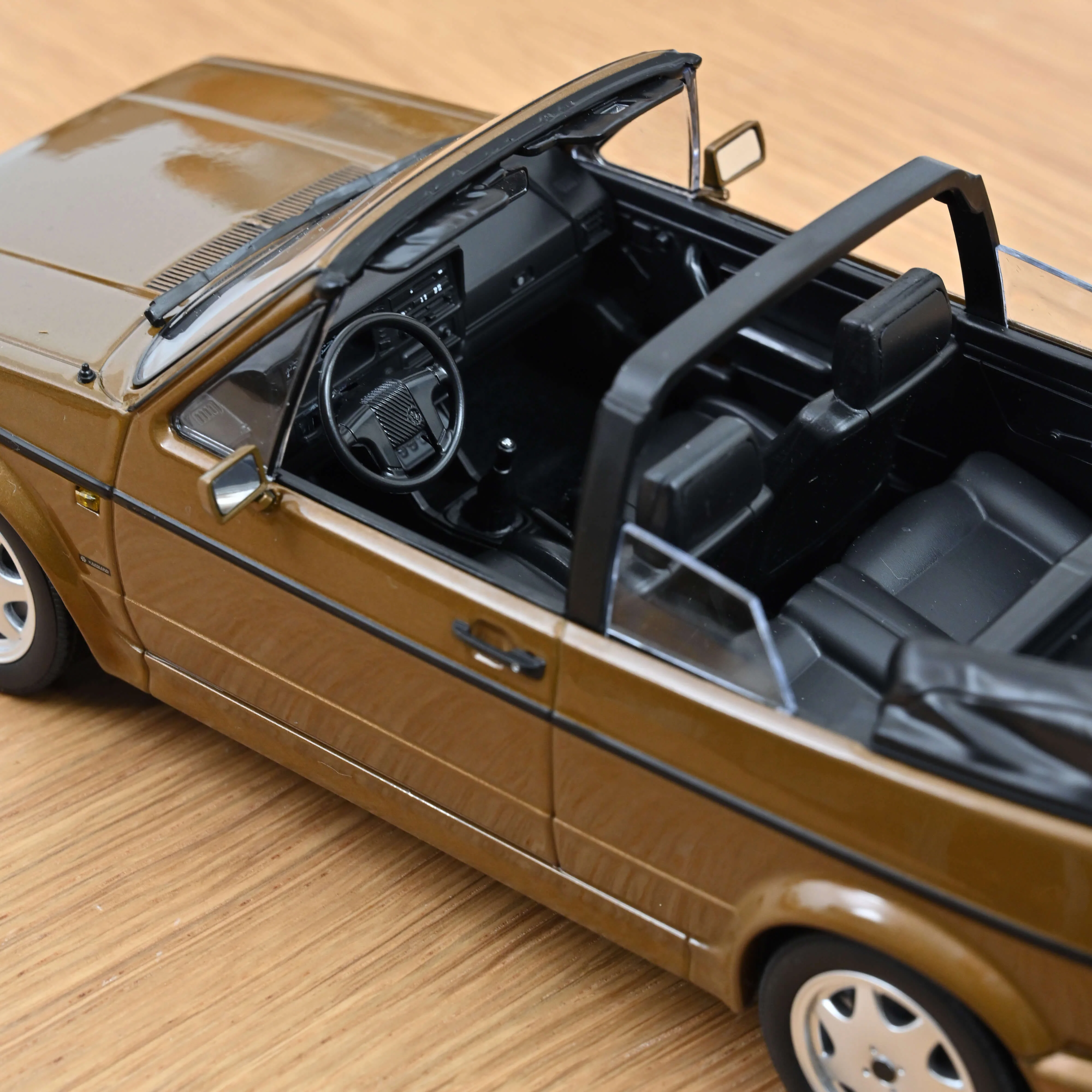 VW Golf Cabriolet 1992 Brun métallisé 1/18 - 200 pcs - Image 3
