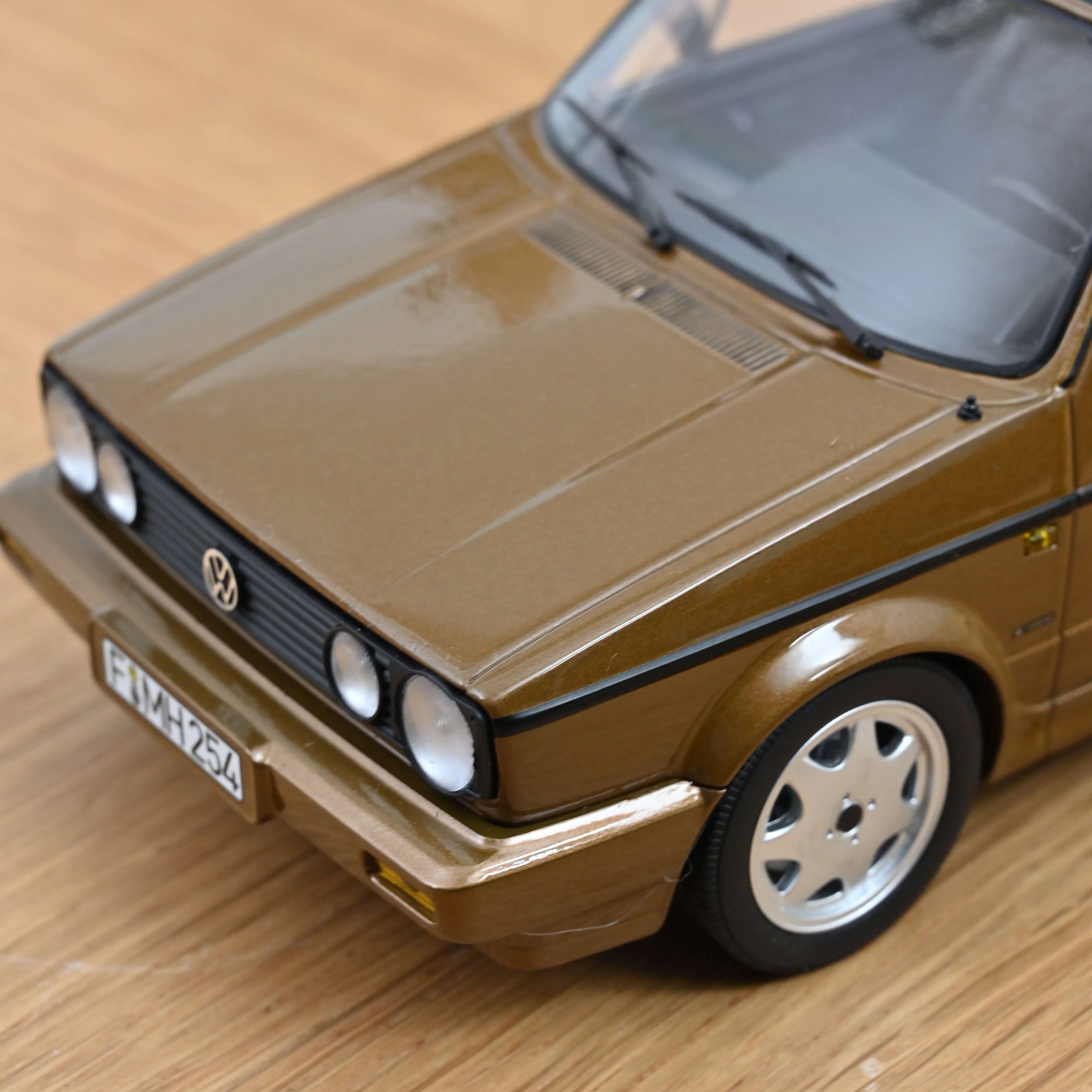 VW Golf Cabriolet 1992 Brun métallisé 1/18 - 200 pcs - Image 4