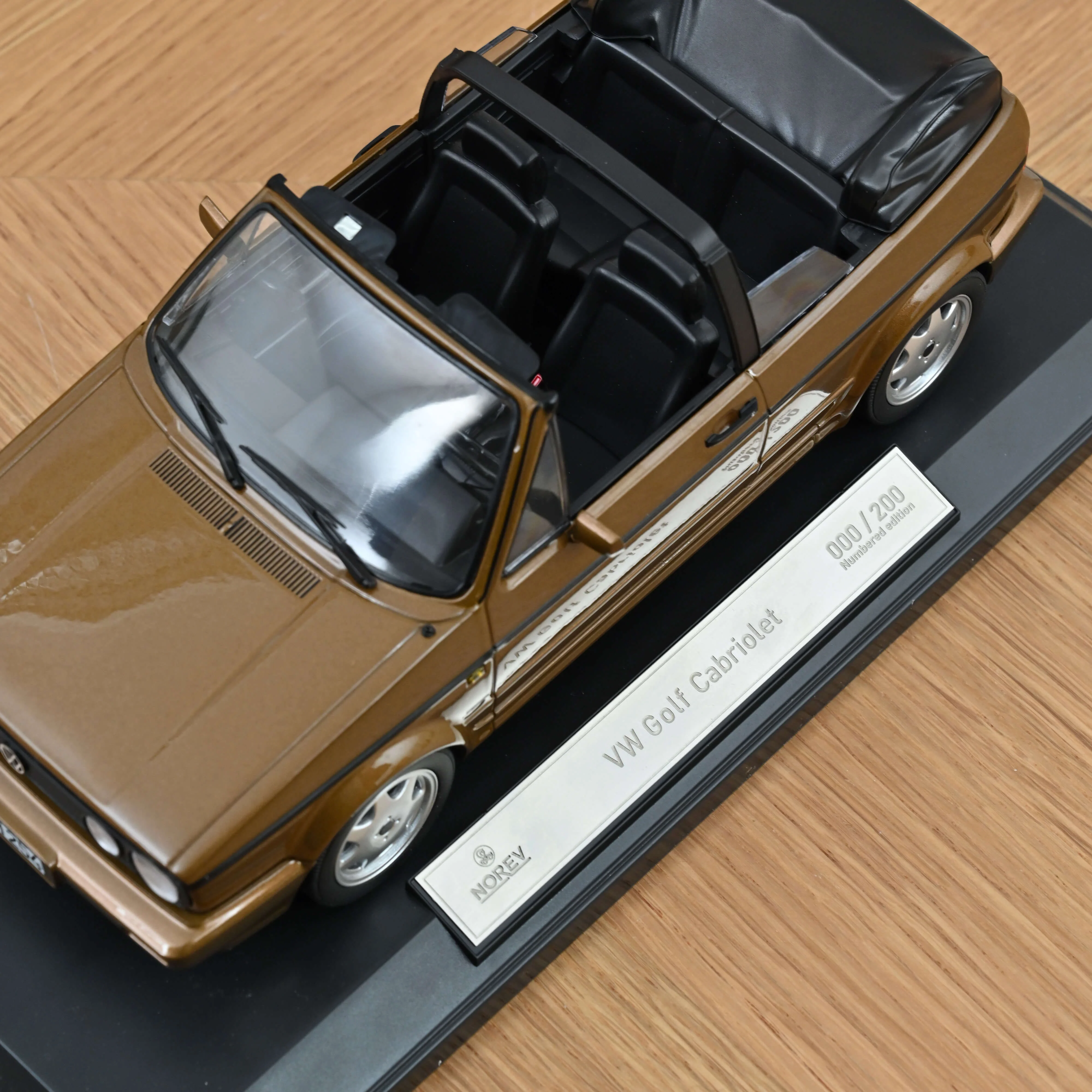 VW Golf Cabriolet 1992 Brun métallisé 1/18 - 200 pcs - Image 5