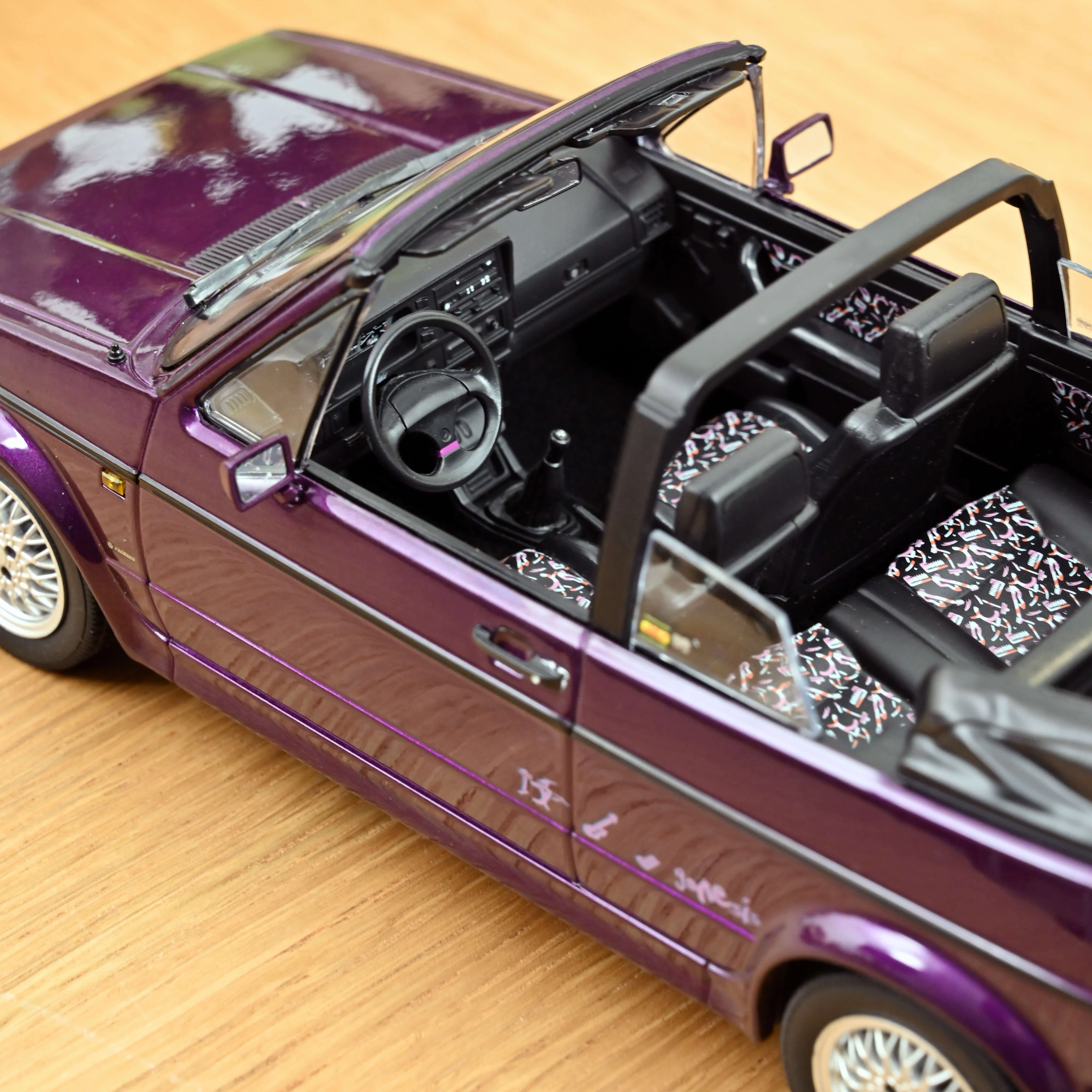 VW Golf Cabriolet 1992 Violet métallisé 1/18 - 500pcs - Image 3