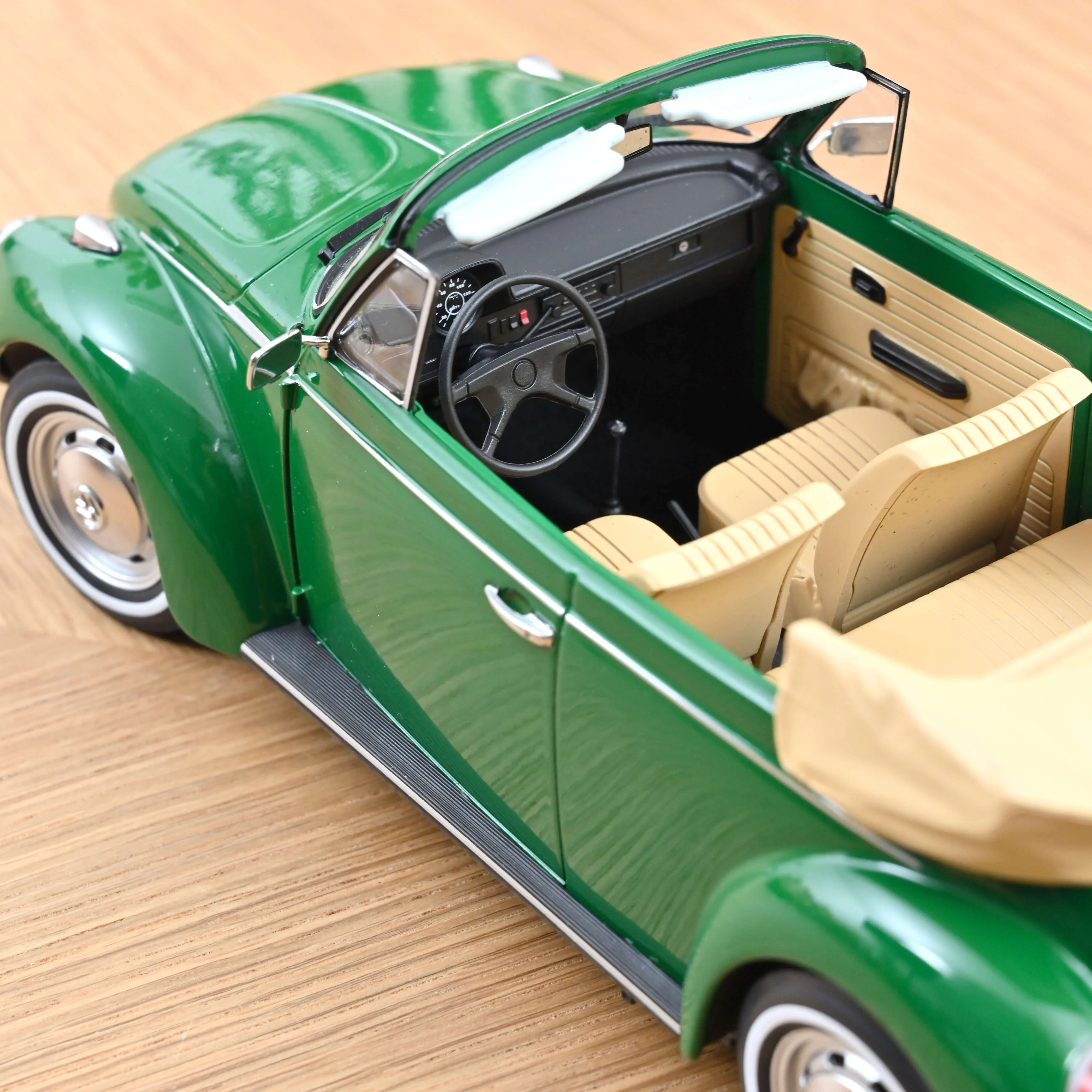 VW 1303 Cabriolet 1972 Vert Sambesi 1/18 - 200pcs - Image 3