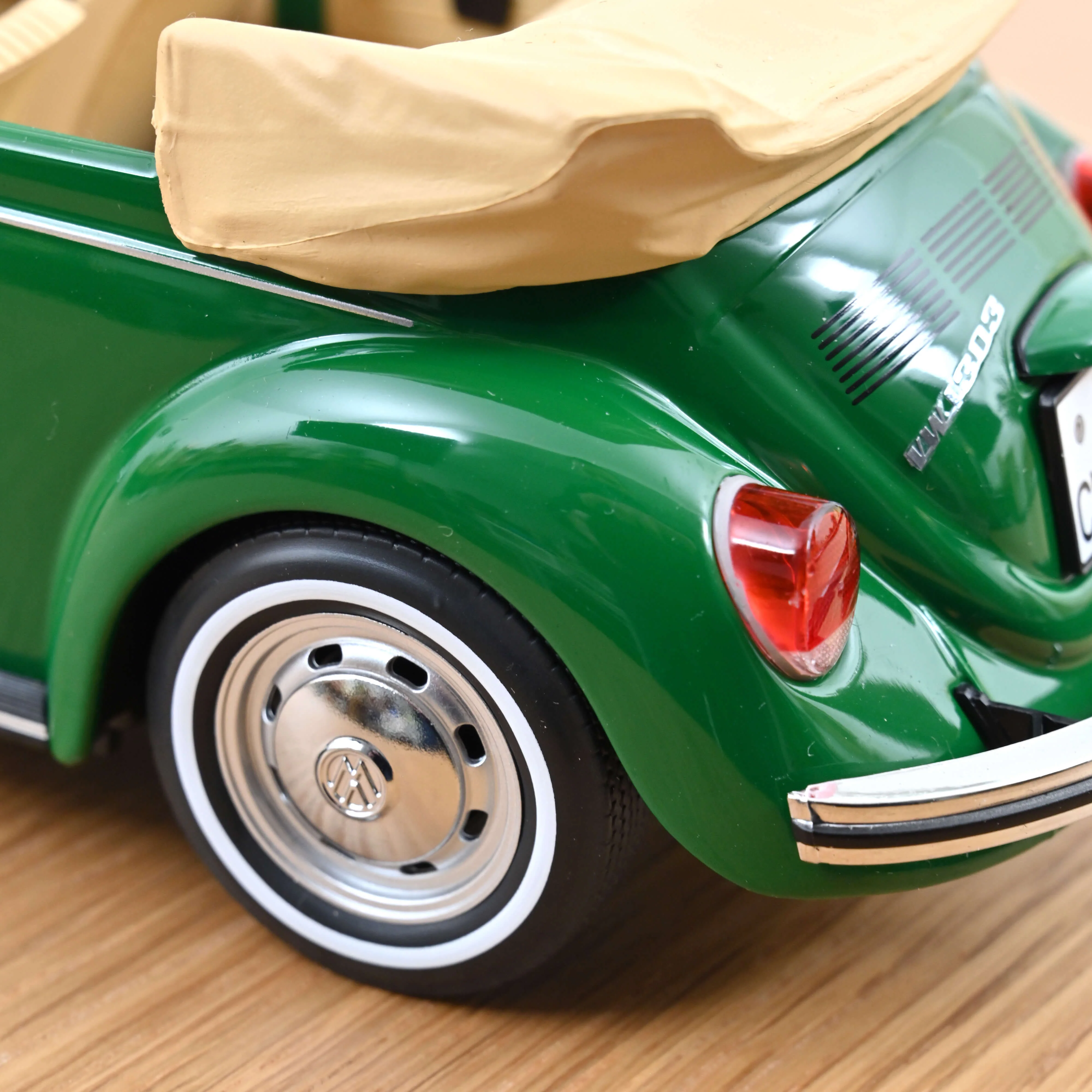 VW 1303 Cabriolet 1972 Vert Sambesi 1/18 - 200pcs - Image 4