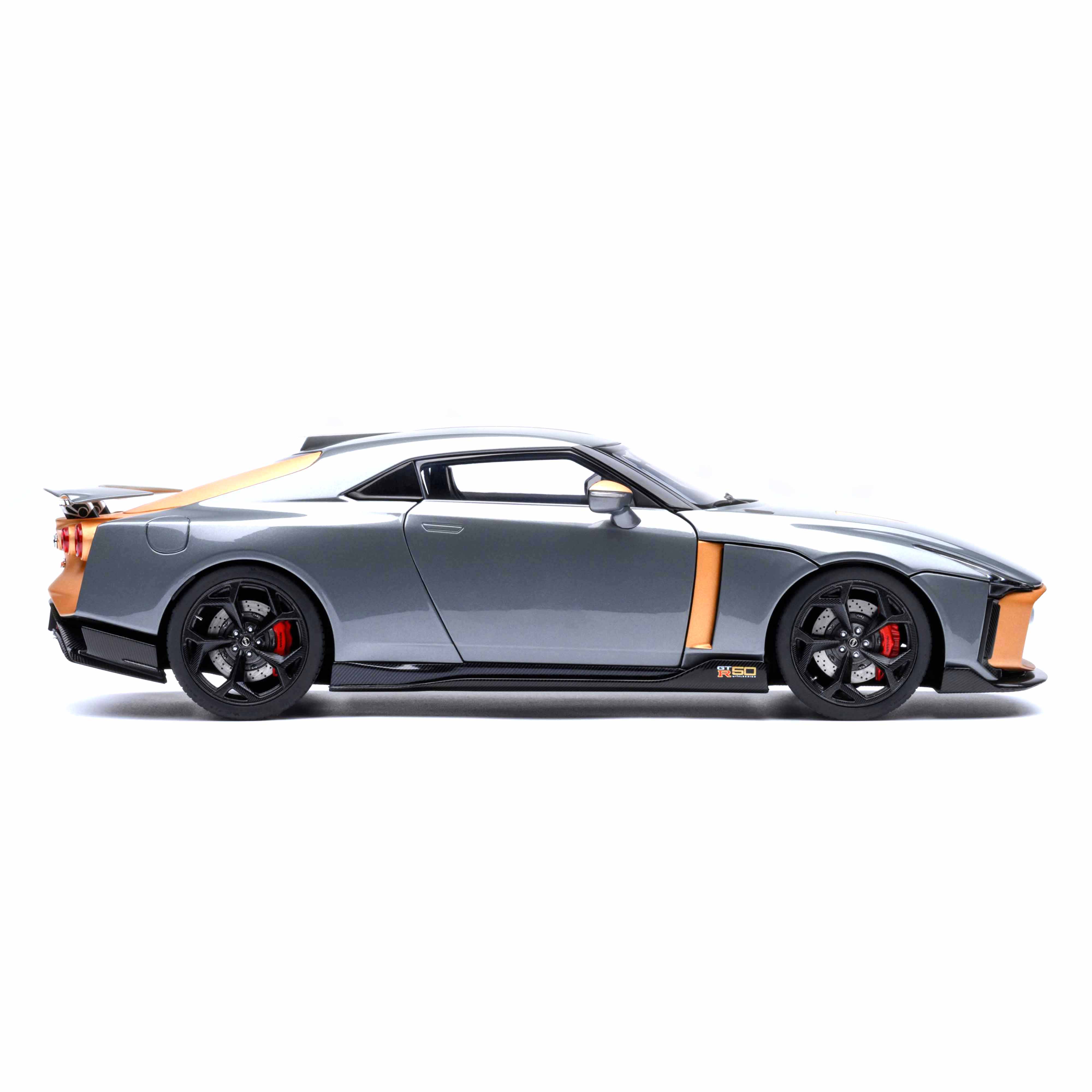 Nissan GT-R50 d'Italdesign Liquid Kinetic Argent/Sigma Or 1/18 - Image 4