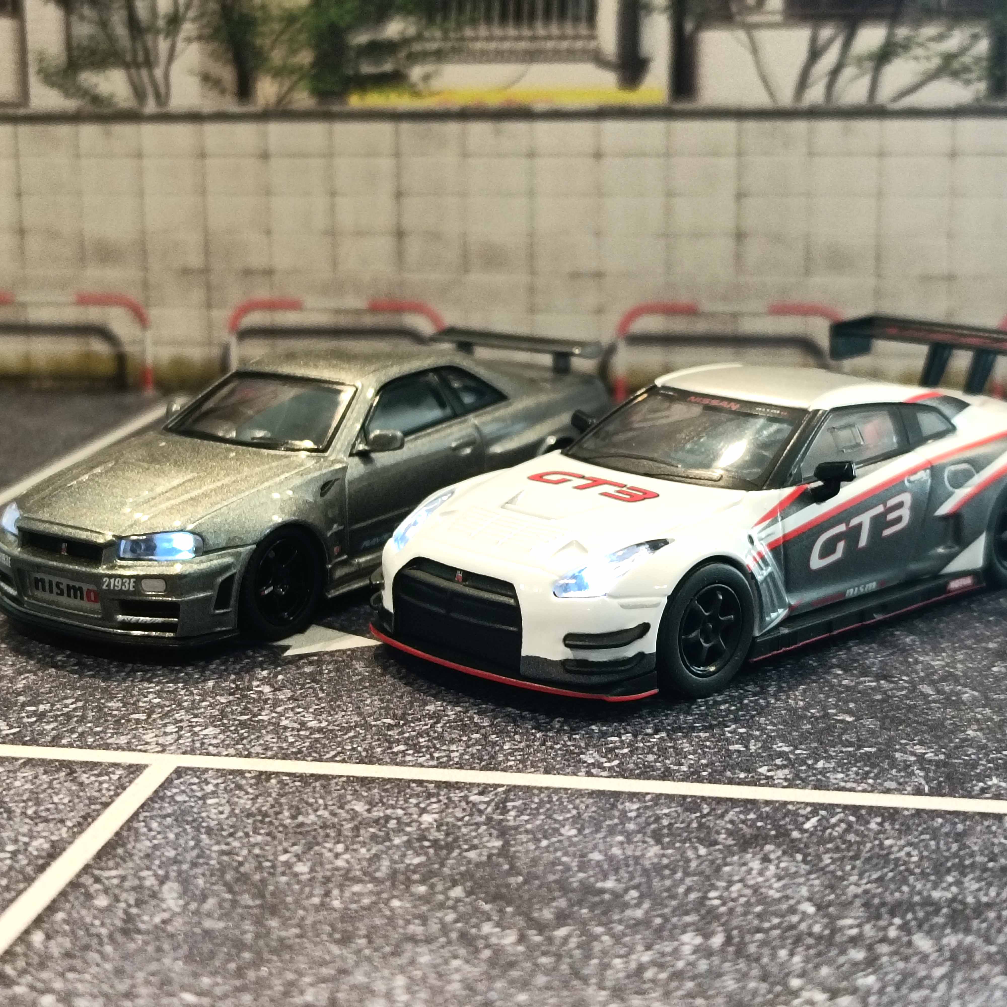 Nissan GT-R NISMO GT3 Présentation Blanche (avec LED) 1/64 - Image 5