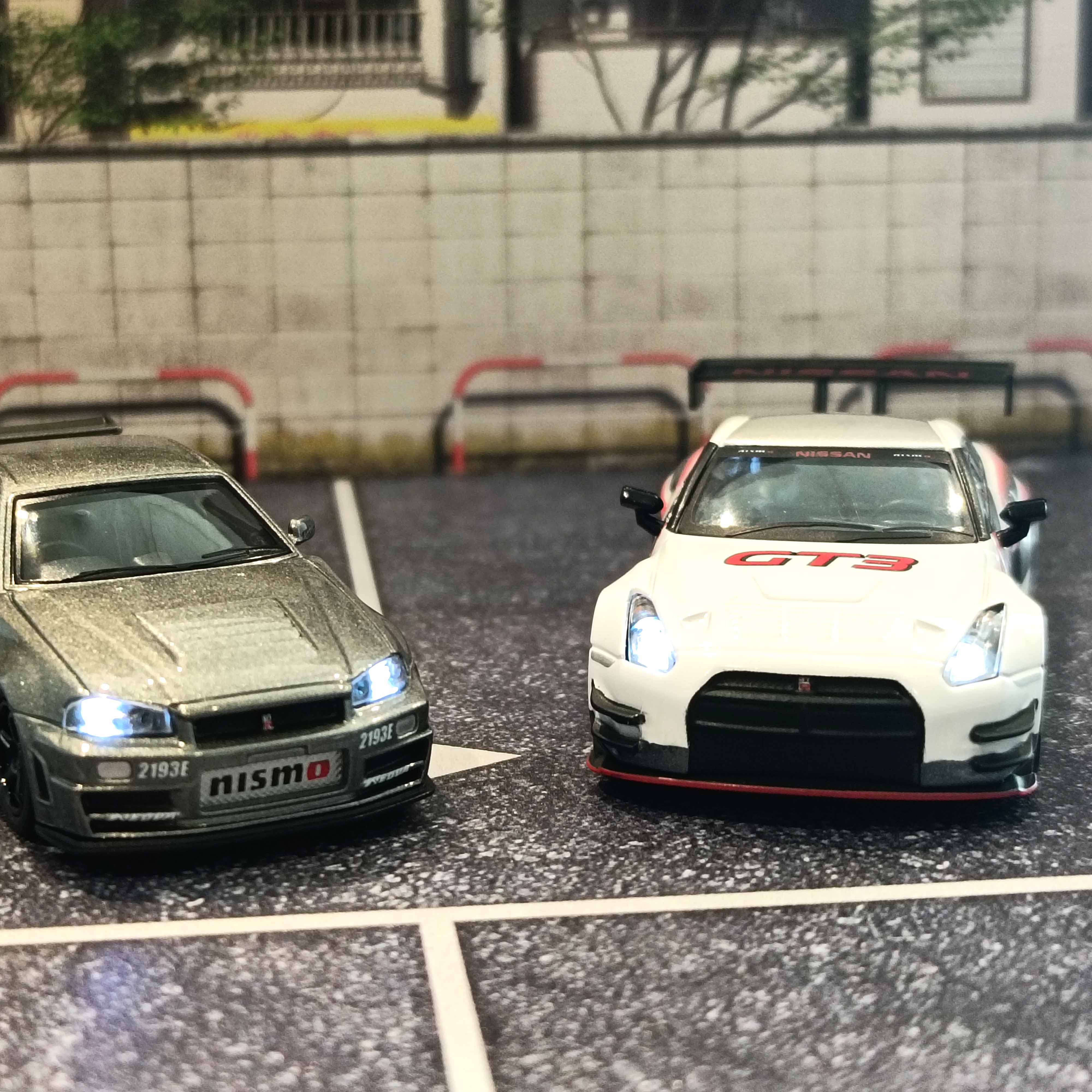 Nissan GT-R NISMO GT3 Présentation Blanche (avec LED) 1/64 - Image 6