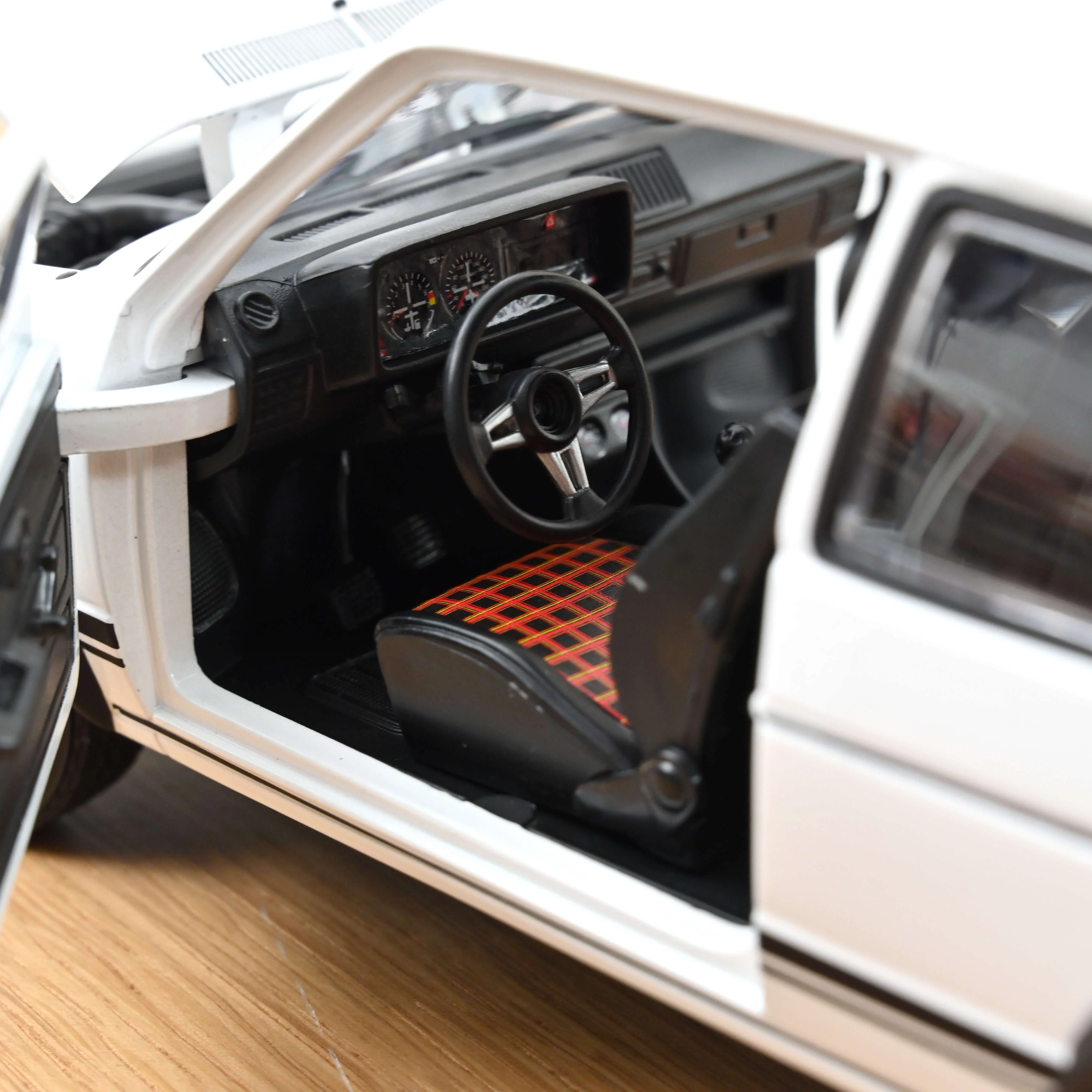 VW Golf GTI 1976 Blanc alpin 1/18 - Image 5