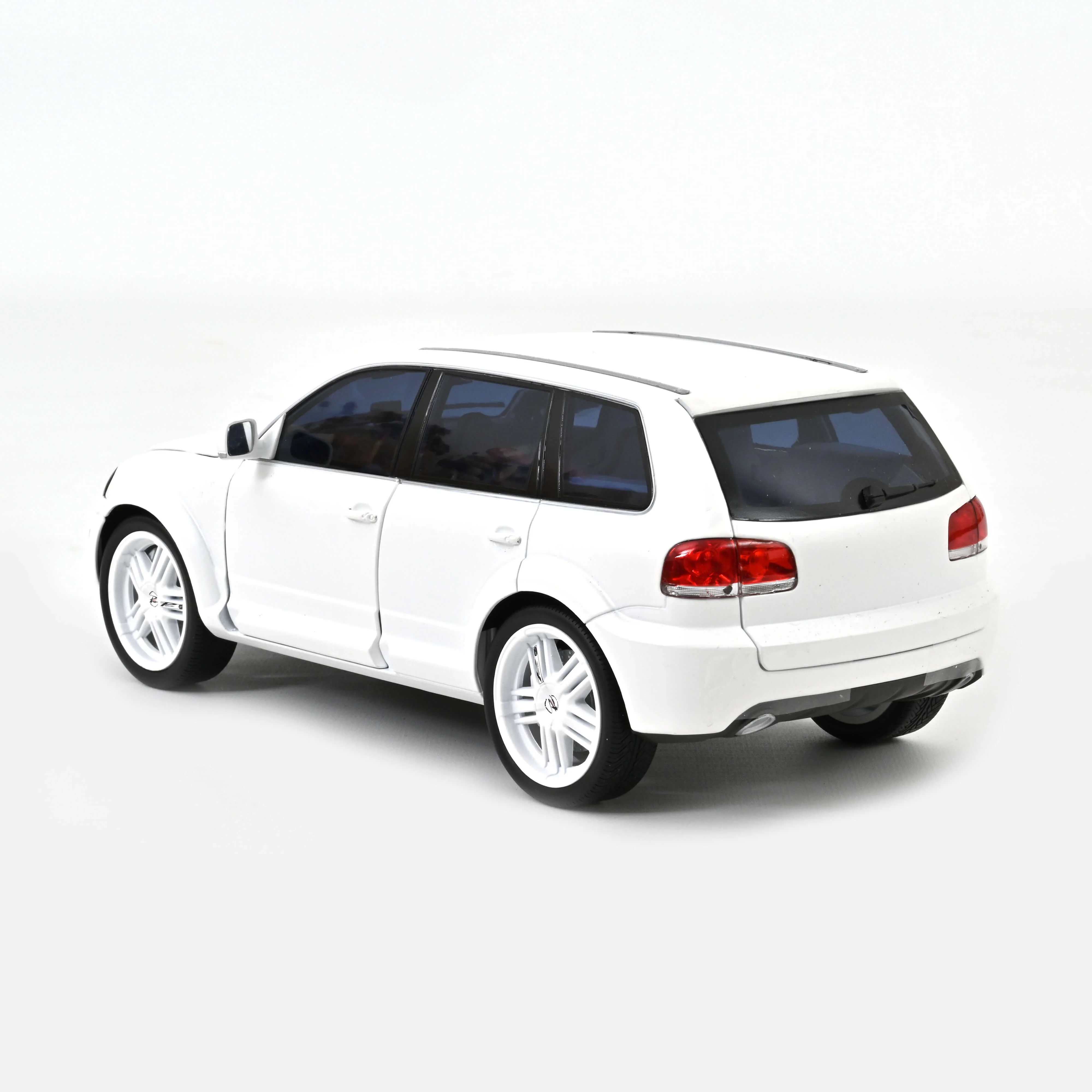 VW P24 by Parotech 2008 Blanc mat 1/18 - Image 2