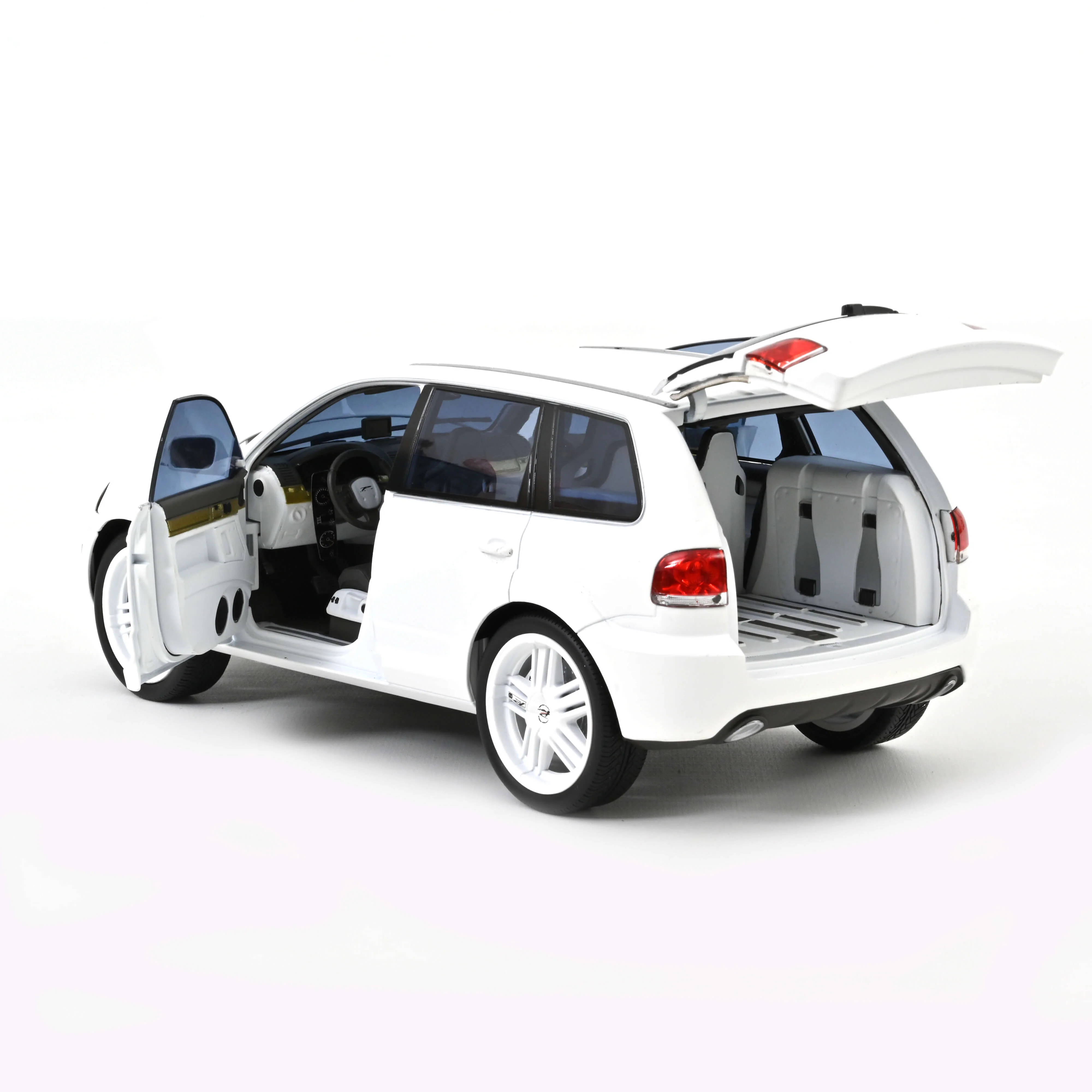 VW P24 by Parotech 2008 Blanc mat 1/18 - Image 3