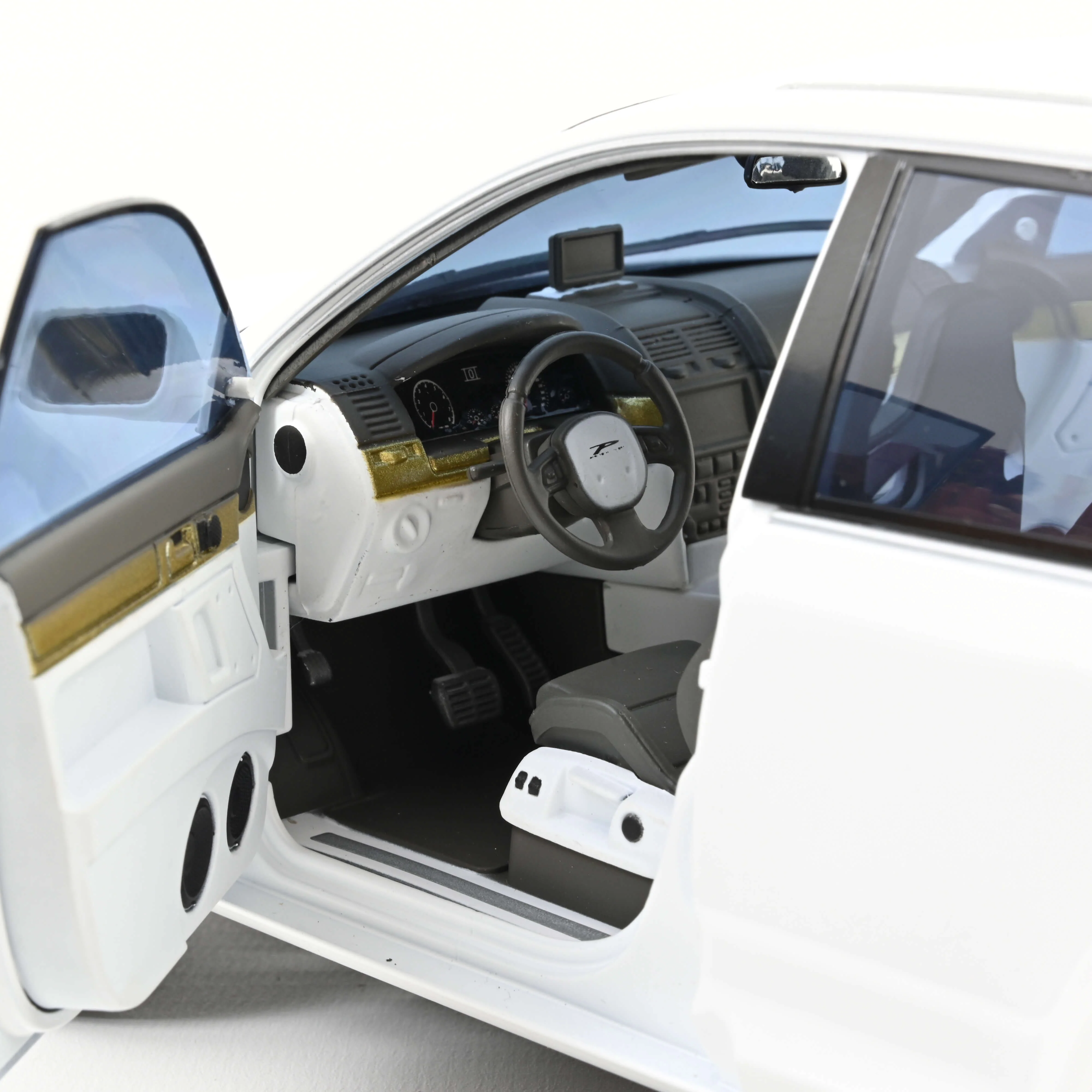 VW P24 by Parotech 2008 Blanc mat 1/18 - Image 5