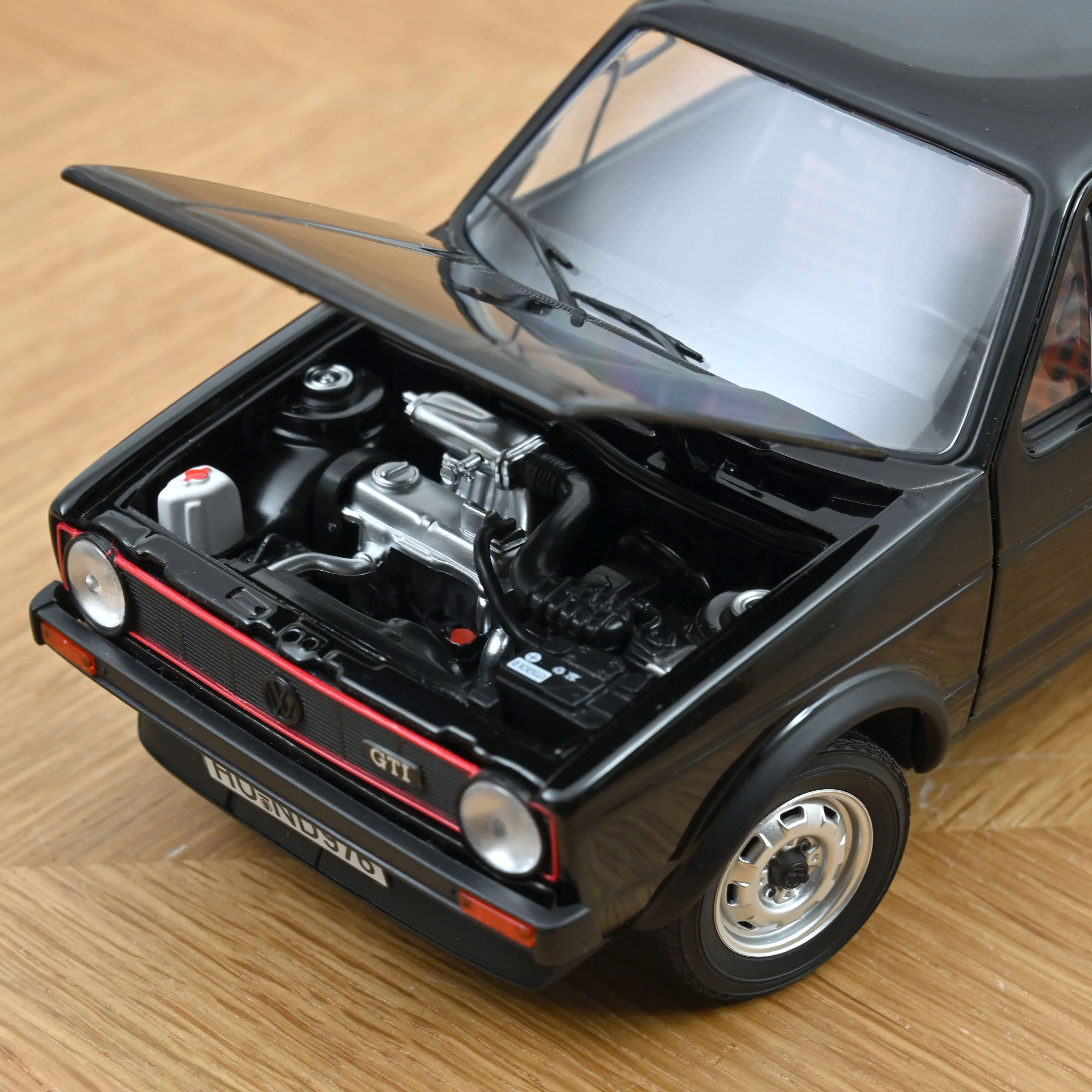VW Golf GTI 1976 Noir 1/18 - Image 4